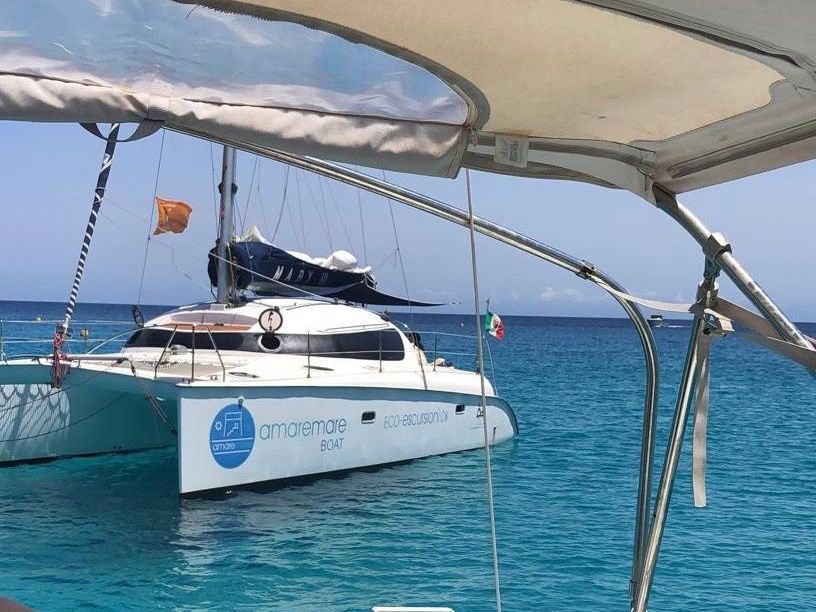 Il catamarano Mary III visto dalla barca a vela Duck