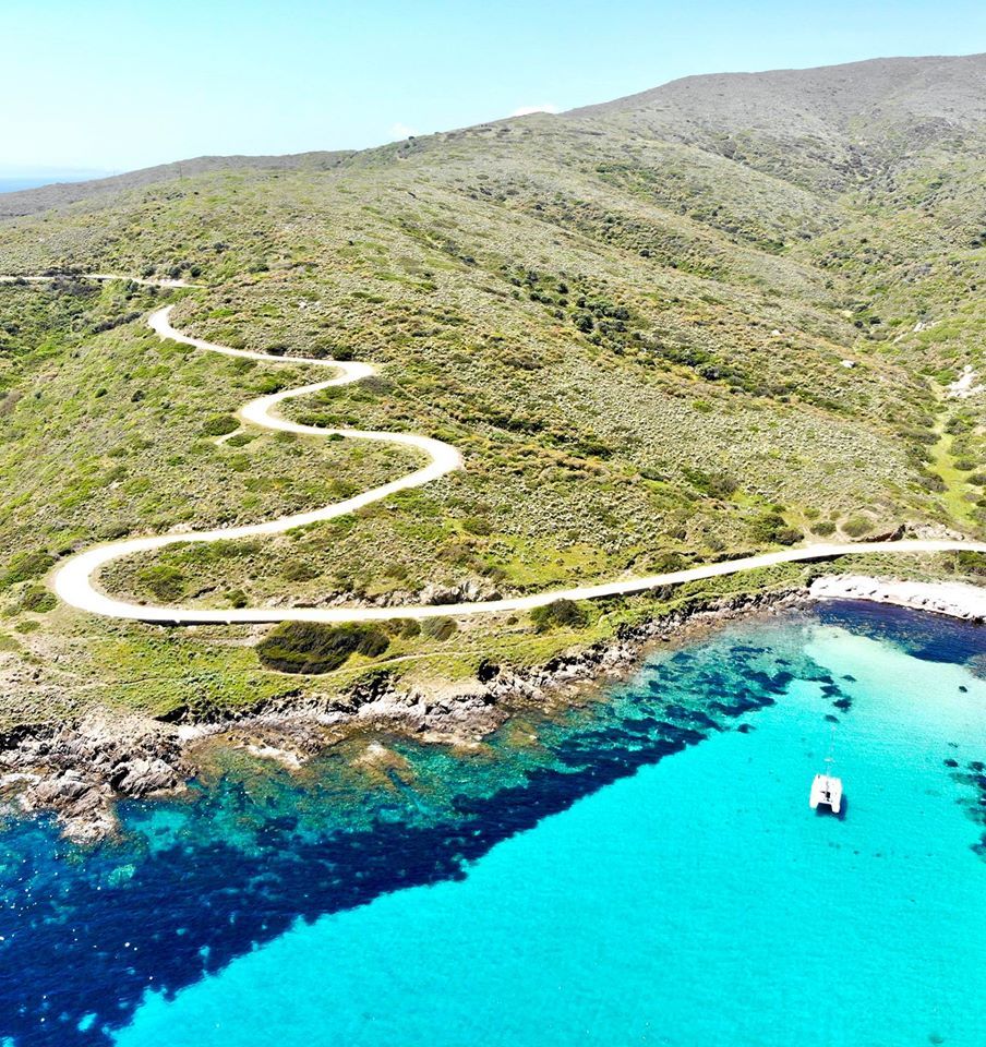 Il catamarano Mary III con l'Asinara sullo sfondo
