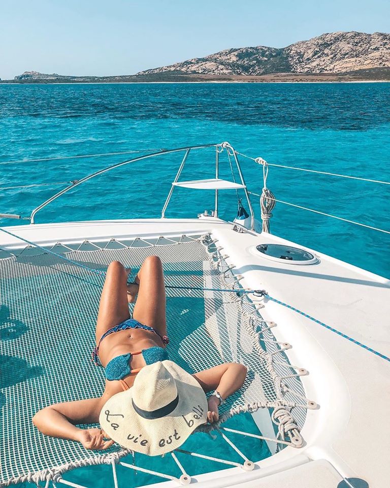 Ragazza prende il sole sul catamarano Mary III