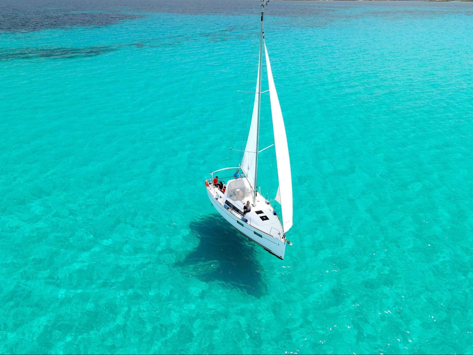 La barca a vela Duck in navigazione con le vele spiegate