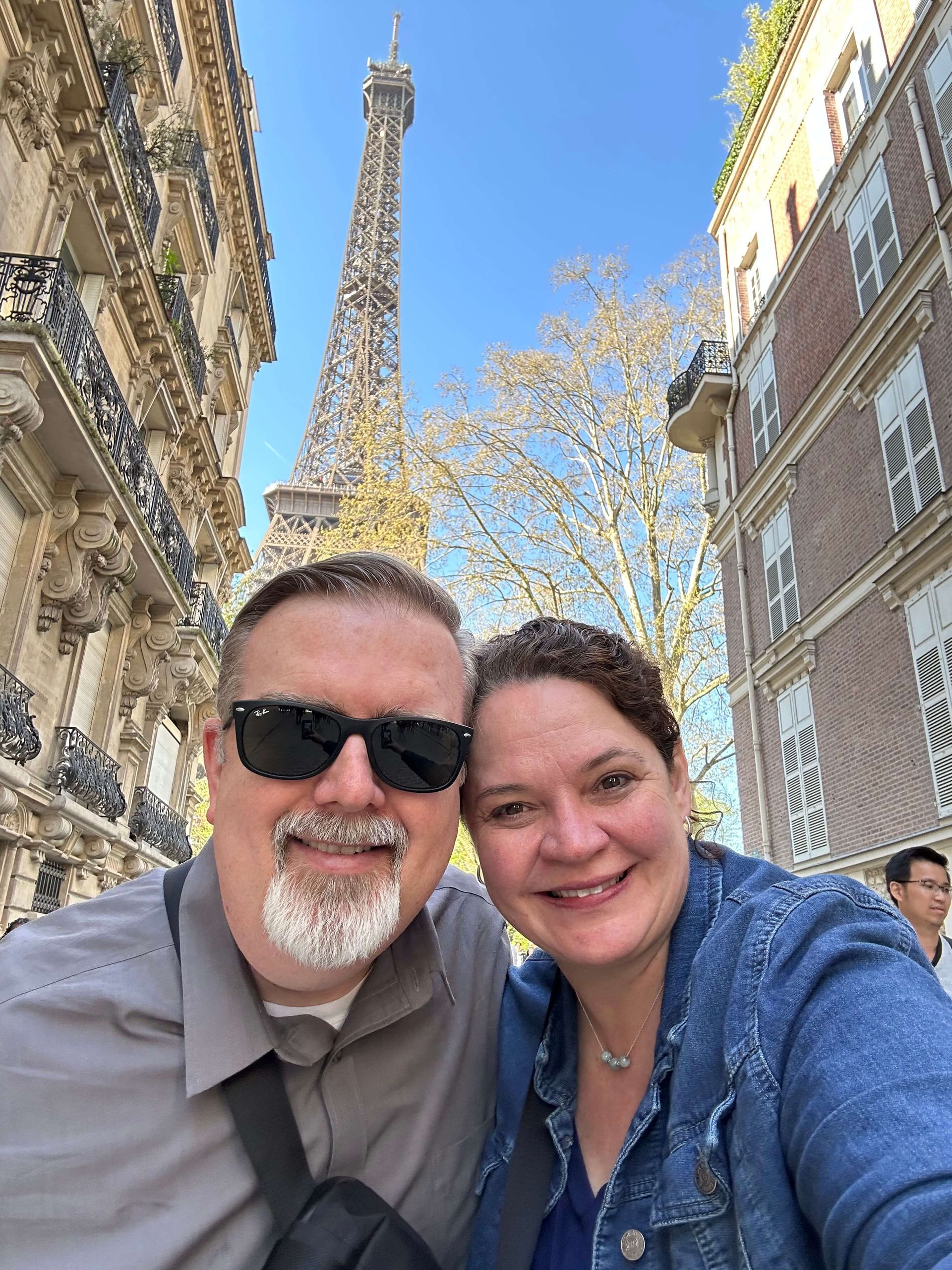 Stop at the Eiffel Tower during a layover in Pais with a private driver