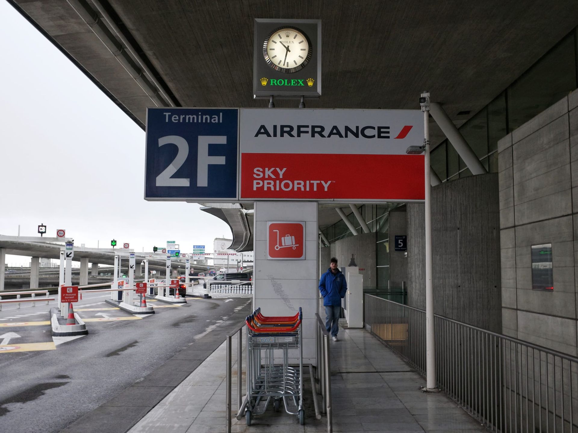 Private chauffeur drop-off area at Paris CDG Airport – Terminal 2F (Air France Sky Priority), offeri