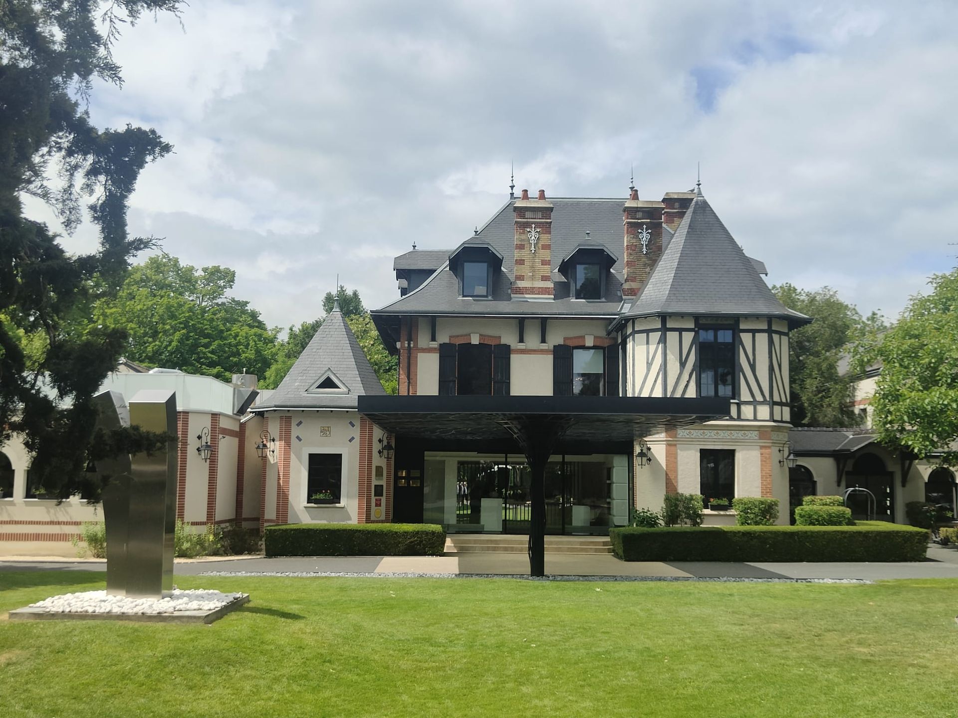 L’Assiette Champenoise hotel and Michelin-starred restaurant near Reims