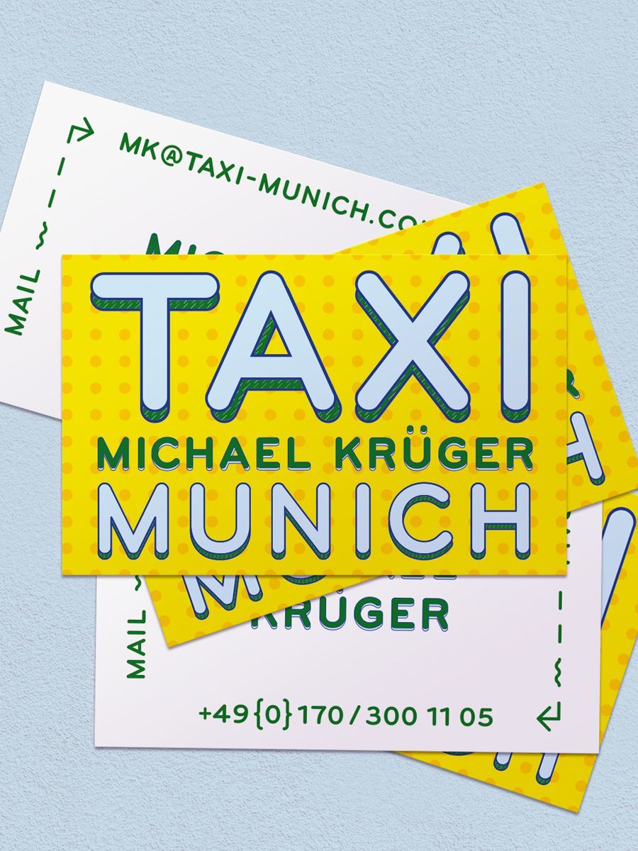 Stapel Visitenkarten von Taxi Munich Michael Krüger in den Farben Gelb, Hellblau, Dunkelgrün