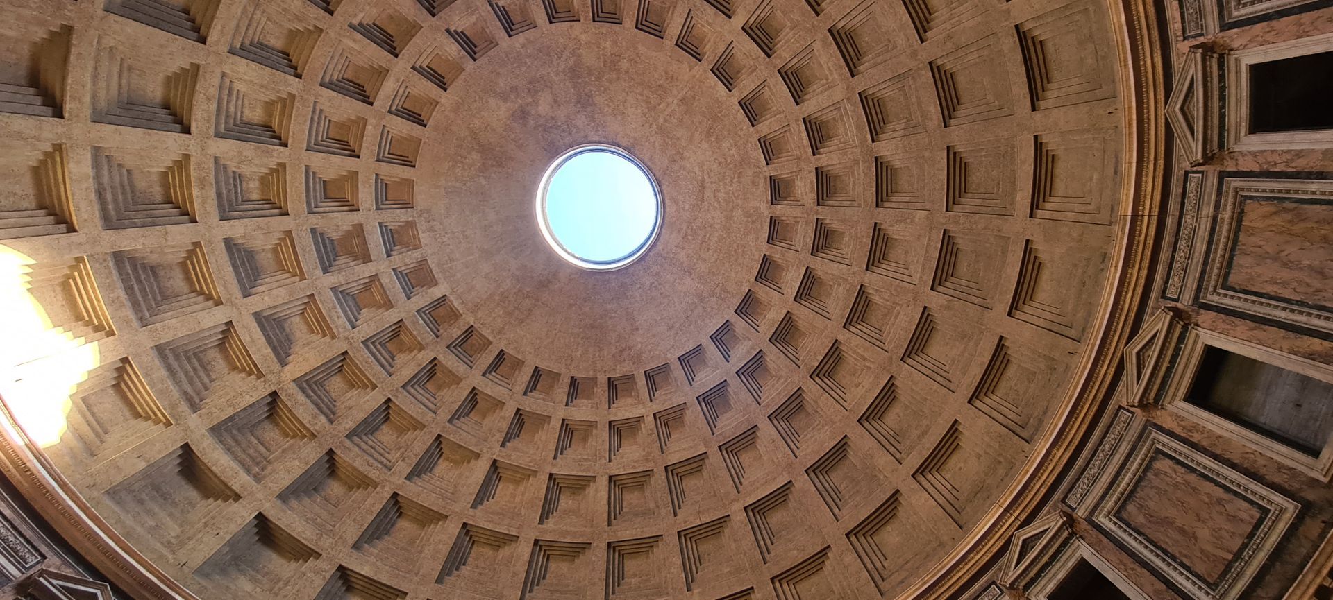 Öffnung der Kuppel vom Pantheon in Rom von unten nach oben 
betrachtet