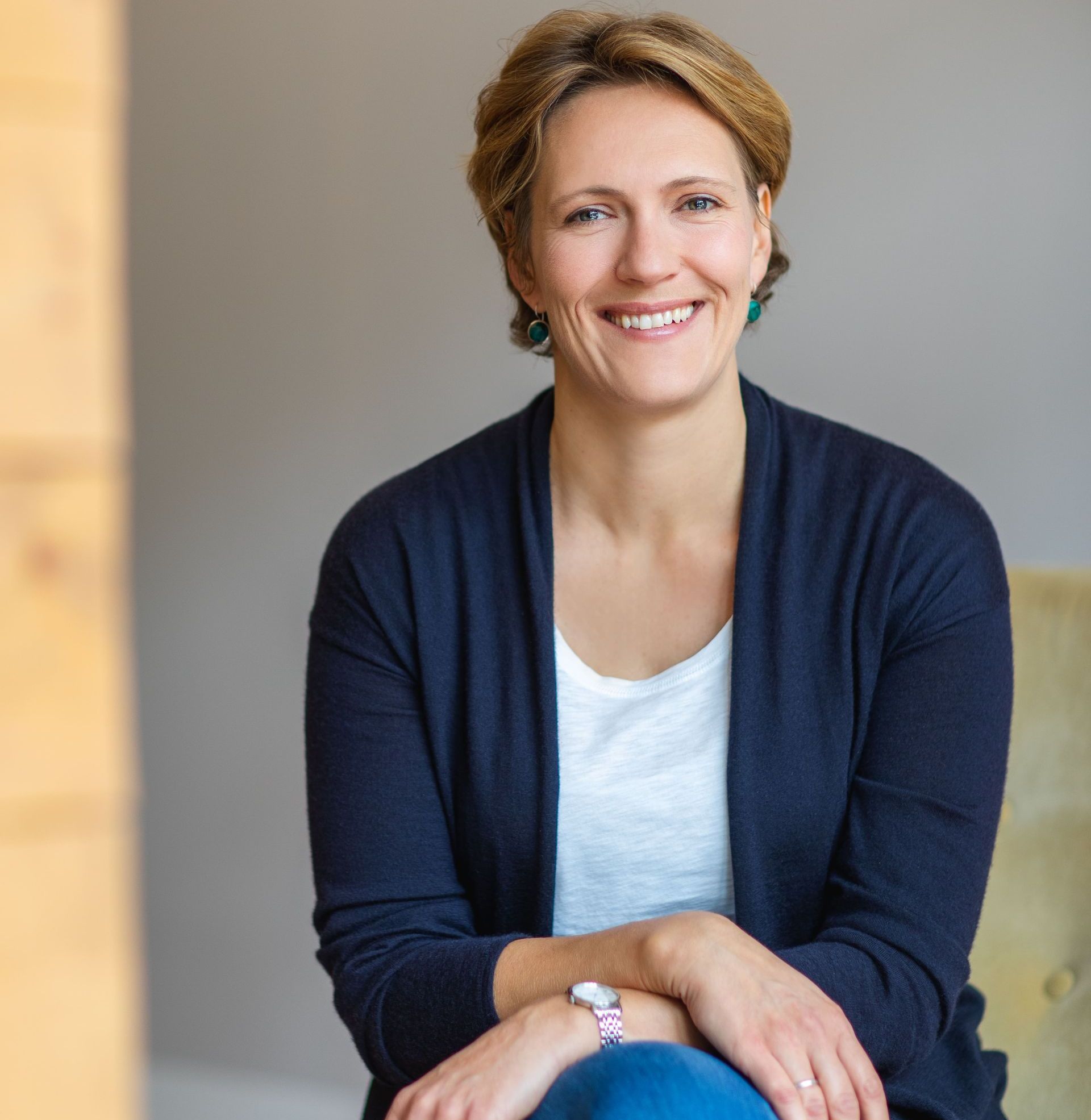 CON-FIDENTIA Coaching, Dr. Ulrike Strohscheer Porträt Dr. Ulrike Strohscheer (sitzend)