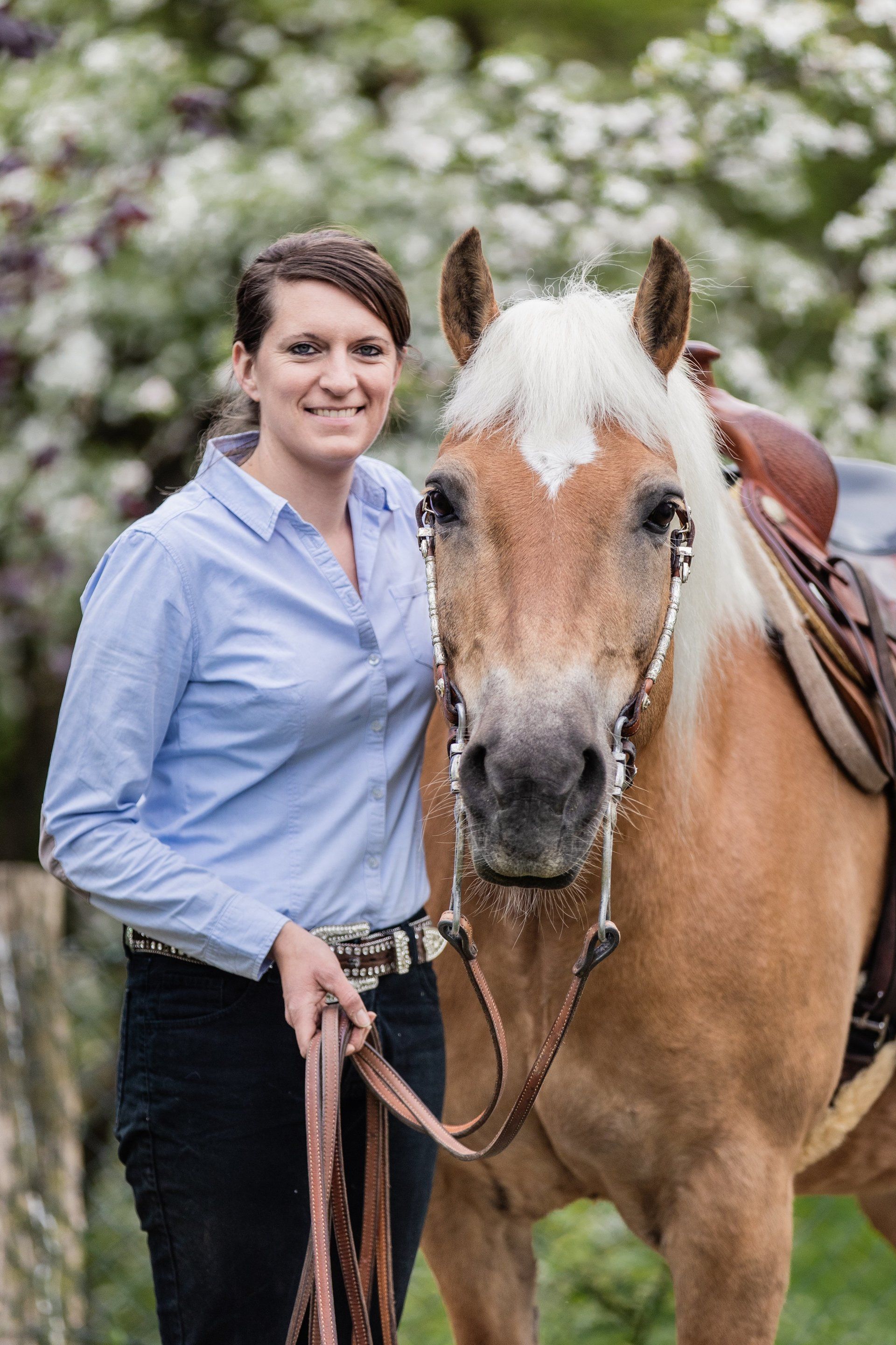 Frau steht neben Westernhaflinger