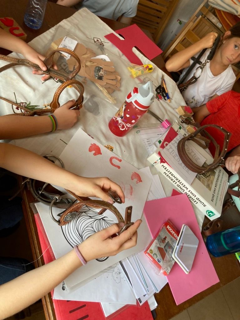 Kinder bauen Trense zusammen