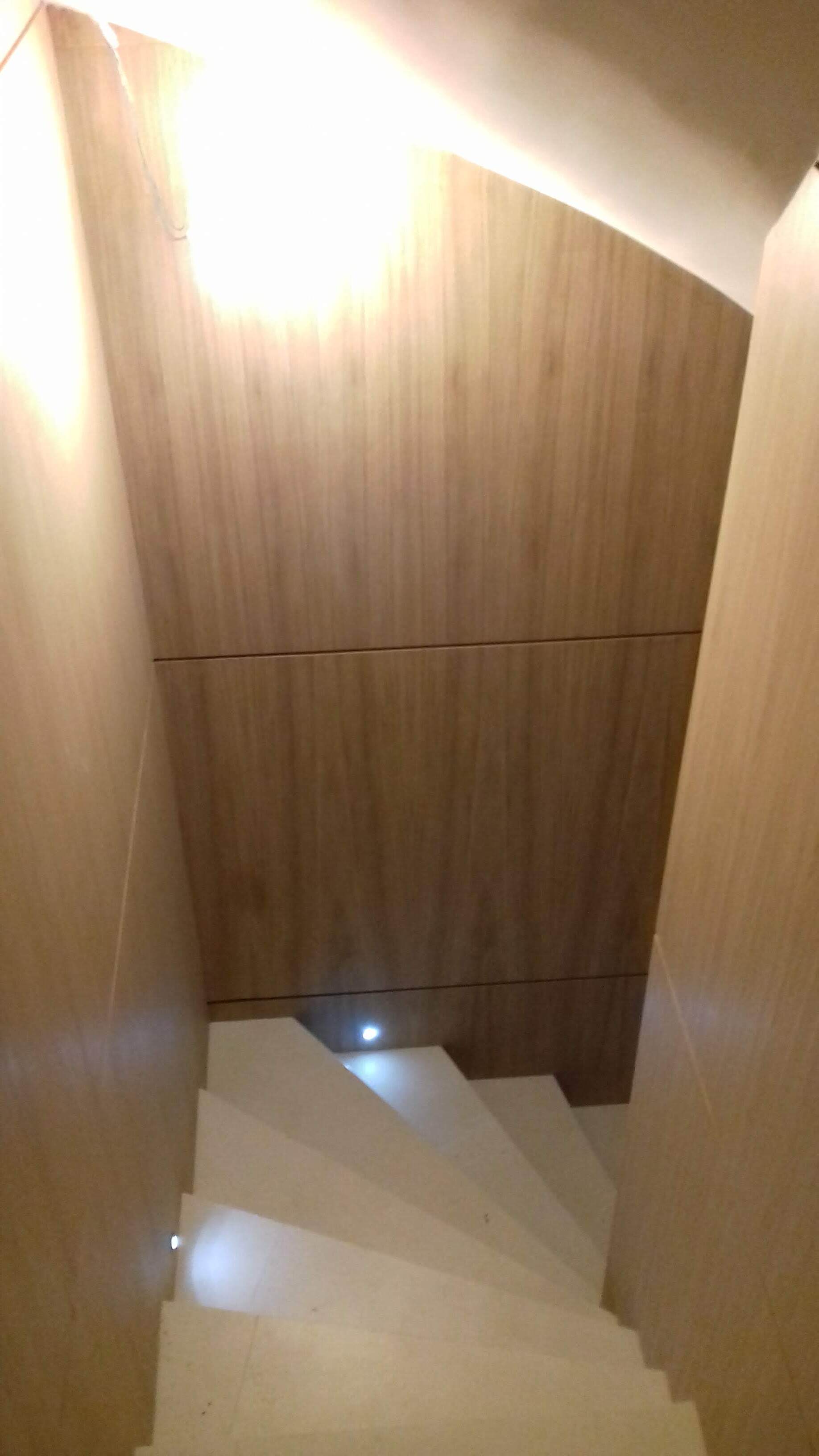 agencement sur mesure en panneaux plaqué chêne