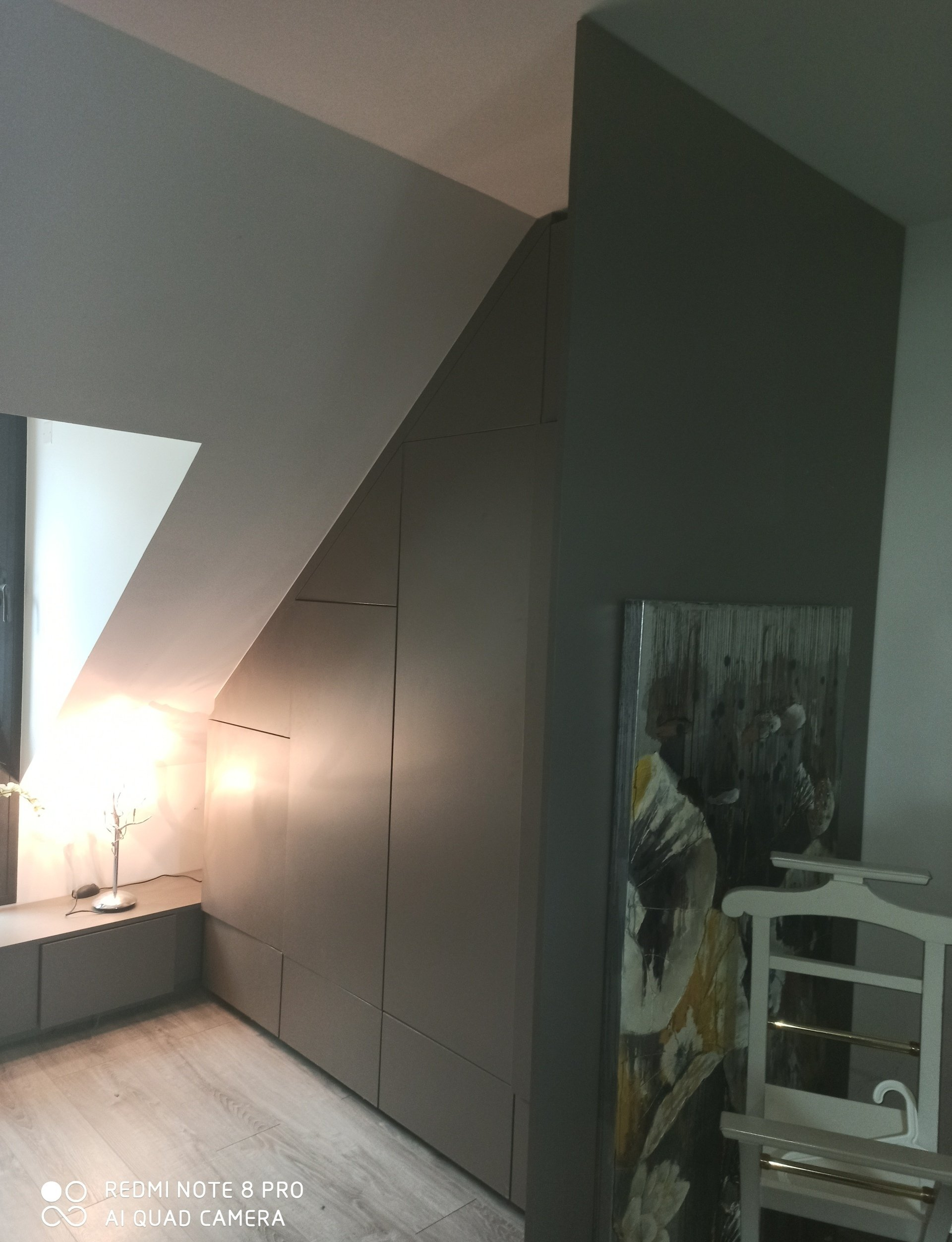 Dressing sur mesure sous pente effectué avec panneaux de marque EGGER