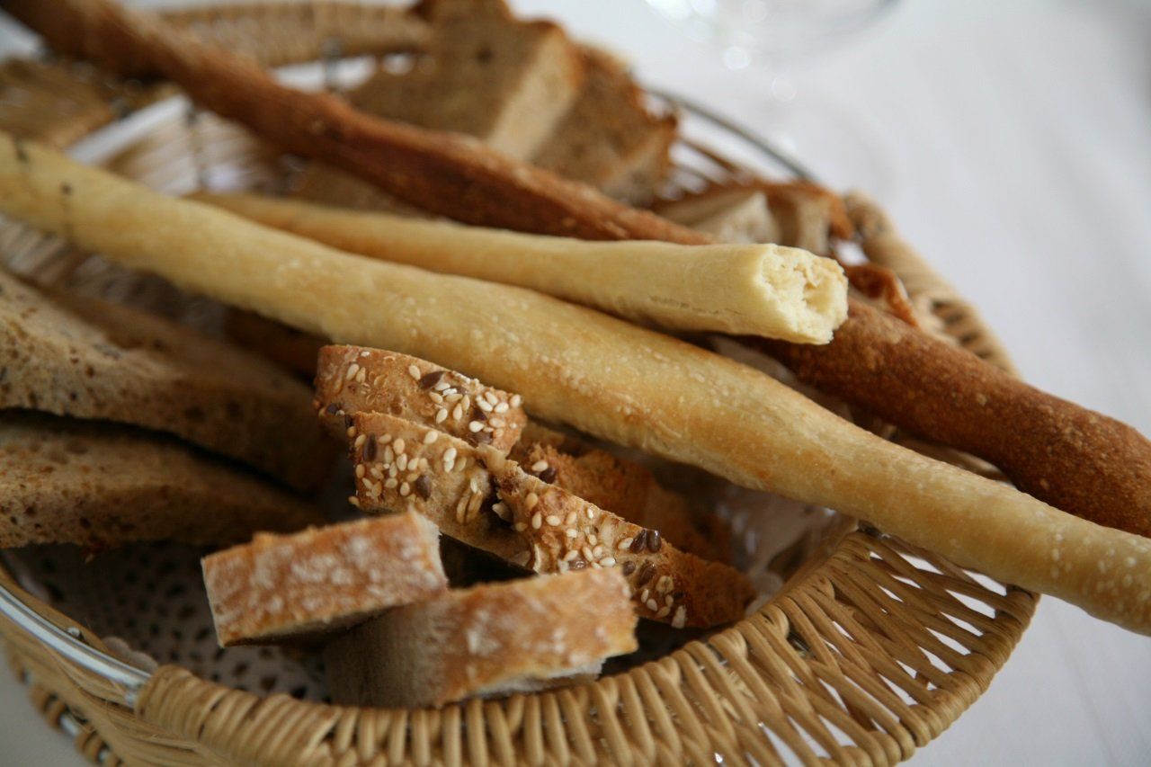 Brotkorb mit selbstgebackenen Grissini, Bauernbrot und Weißbrot in Scheiben, Catering Koch und Köchin, Partyservice Lörrach