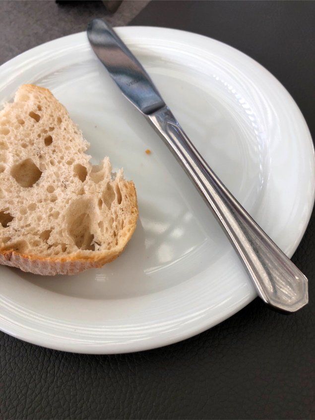 Selbstgebackenes Brot auf einem Brotteller