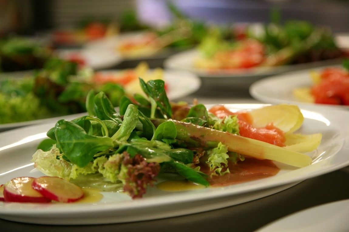 Gekochte weiße Spargelstangen mit verschiedenen Blattsalaten, Catering Koch und Köchin, Partyservice Lörrach