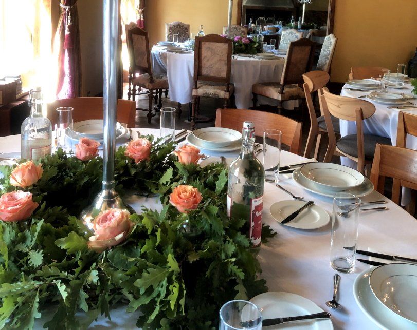 Goldrandgeschirr mit Efeuranken auf dem Tisch