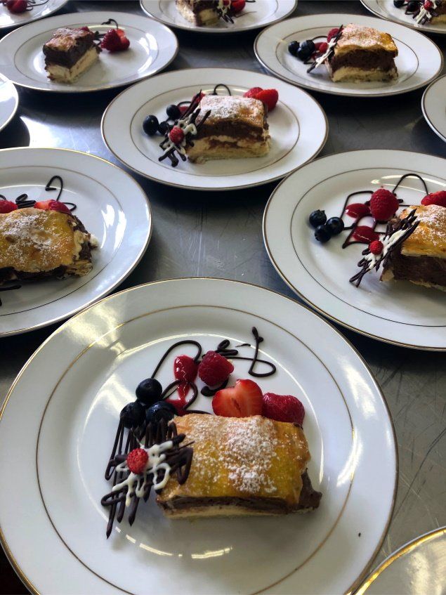 Mousse au Chocolat zwischen zwei Scheiben Blätterteig, als Törtchen angerichtet