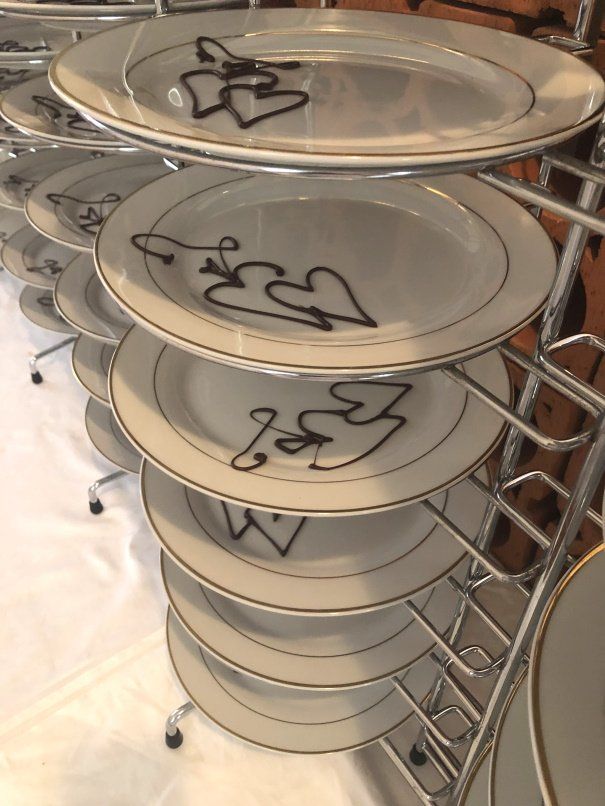 mit Herzen bemalte Teller