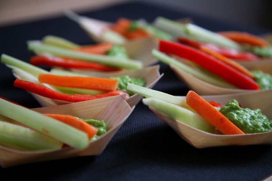 Crudités mit Kräuter Dipp Spanschälchen mit Karotten- und Fenchelstreifen und einem grünen Kräuter-Dipp angerichtet