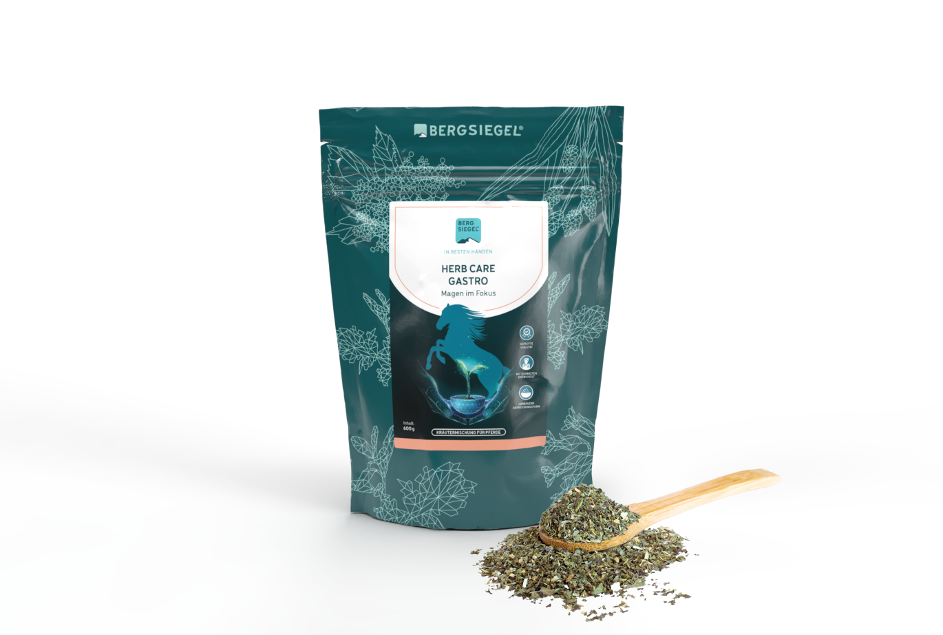 Mockup der HERB CARE GASTRO Verpackung mit losen Kräutern auf einem Holzlöffel