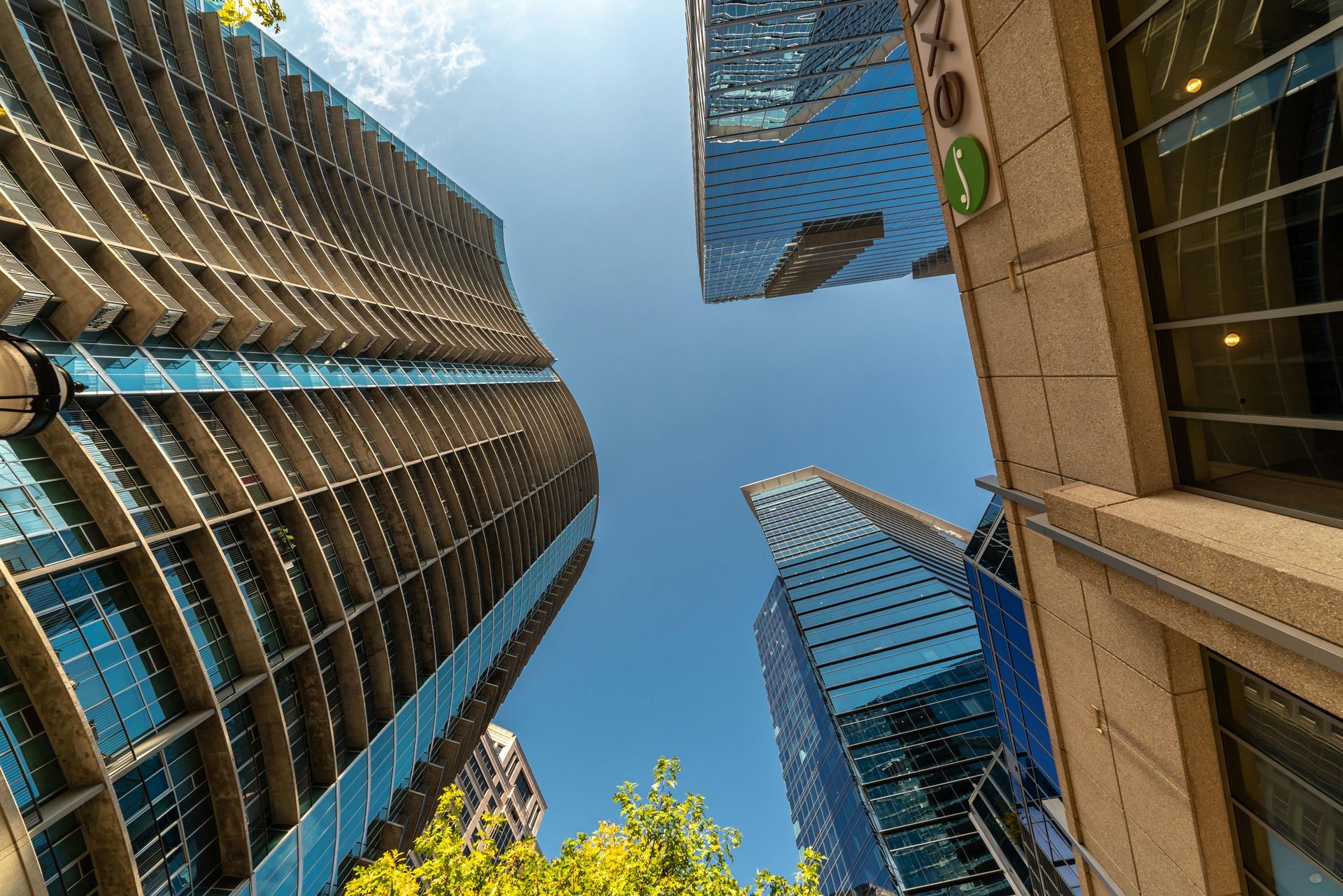 Drei hohe Gebäude; Perspektive von unten nach oben schauend