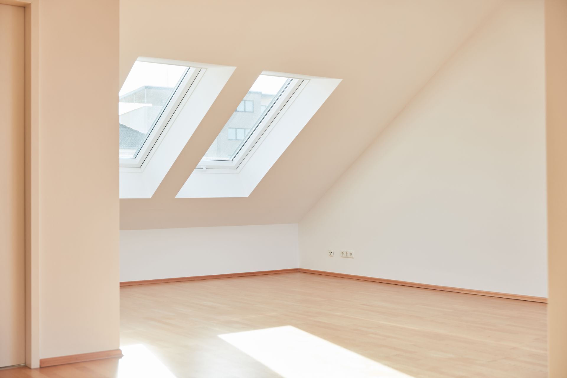 Seriöse Entrümpelungsfirma bei der professionellen und besenreinen Räumung einer Wohnung