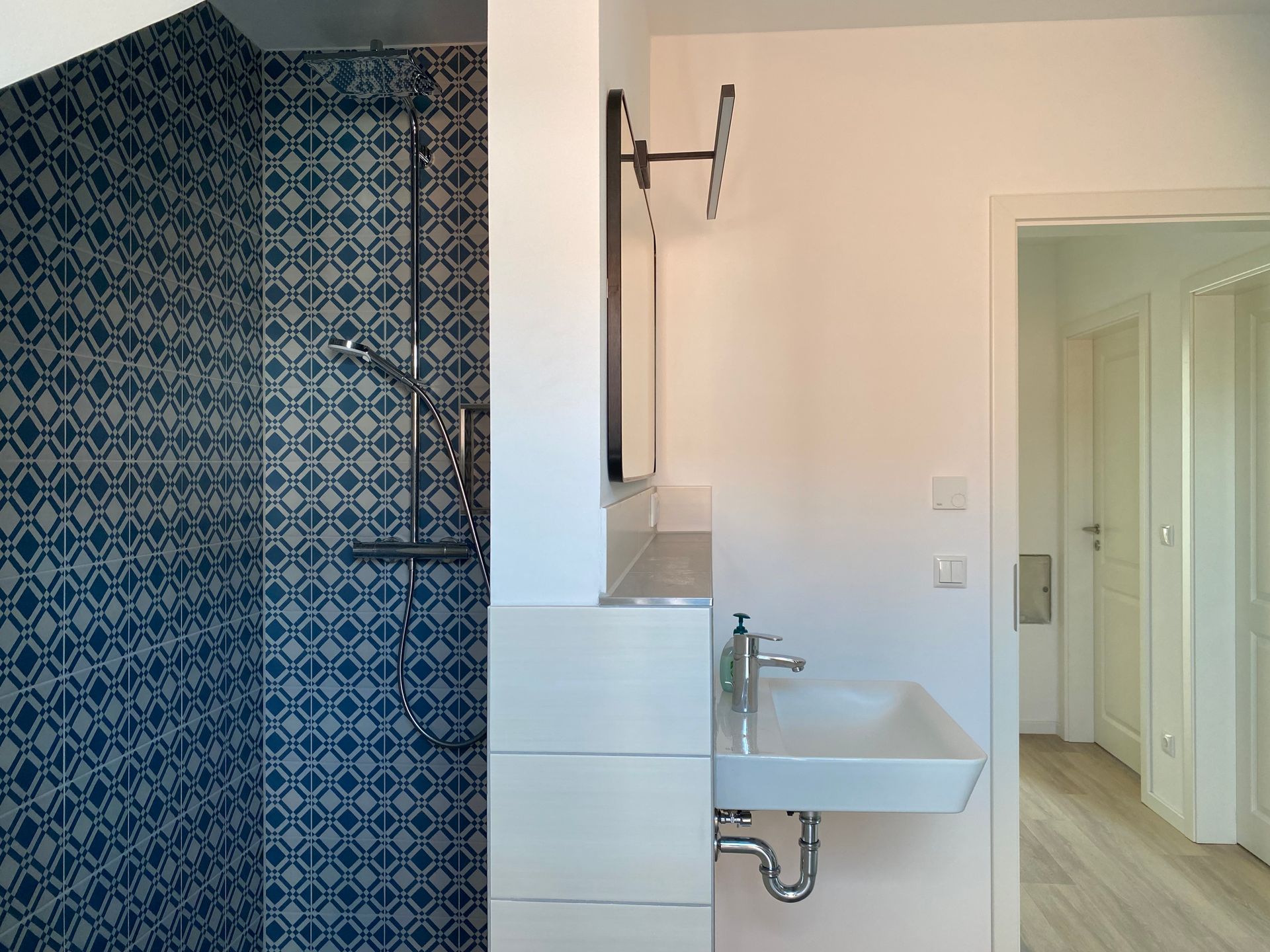 Badezimmer im Haus Birkenlund: modern, elegant eingerichtet und perfekt für entspannte Wohlfühlmomente an der Nordsee.