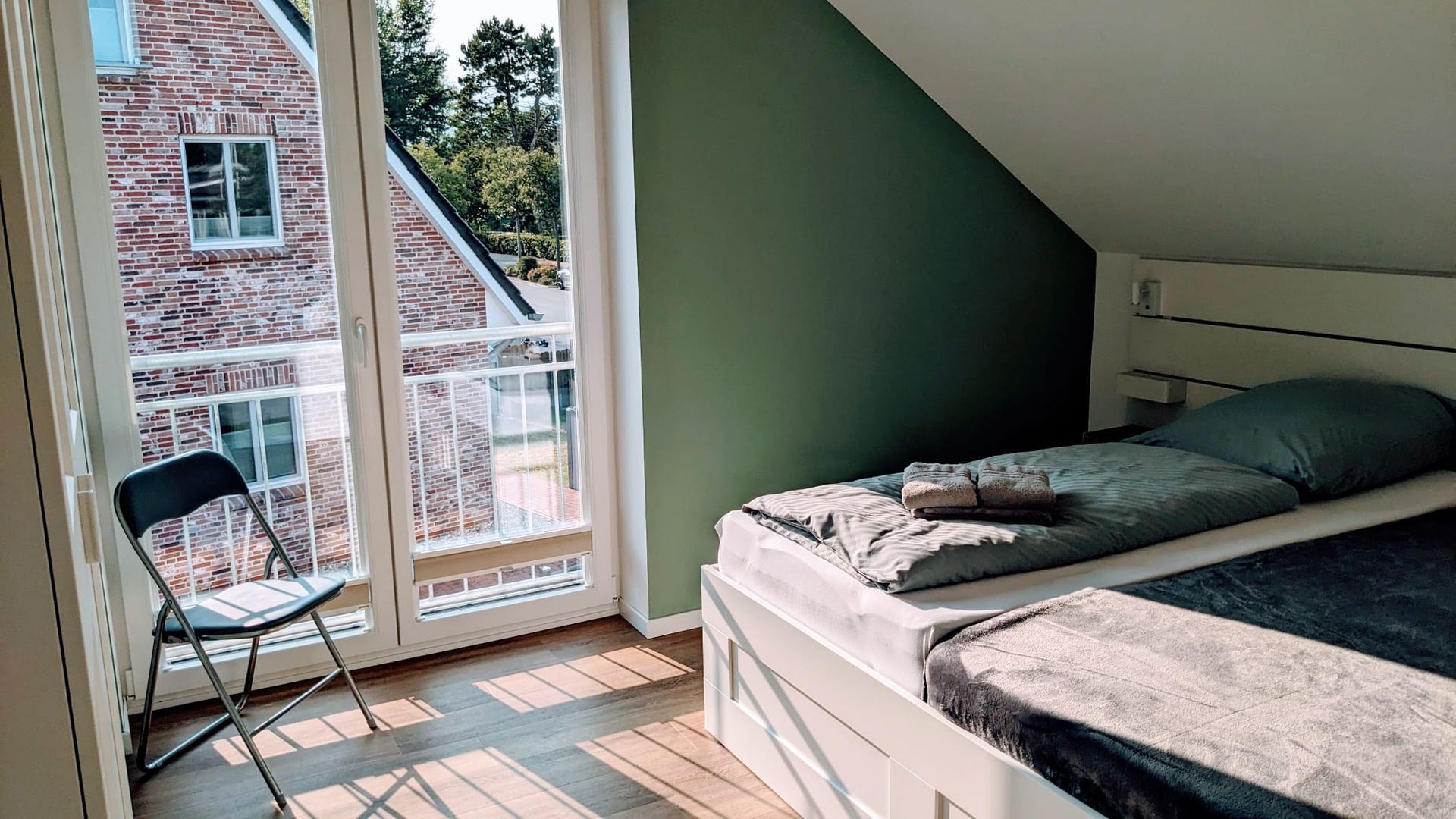 Schlafzimmer im Haus Vöörland, modern eingerichtet, hell und gemütlich.