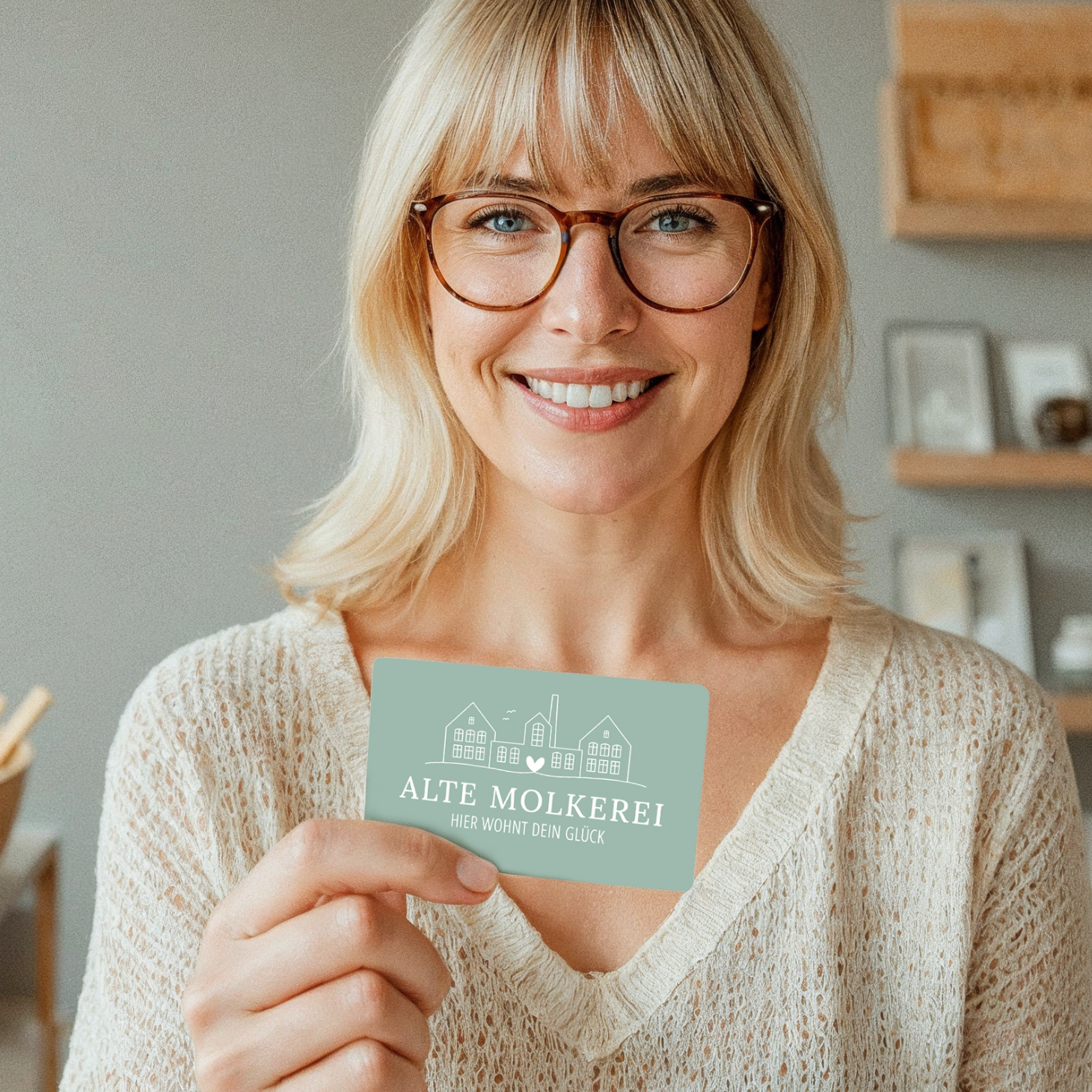 Frau mit Alte Molkerei Karte in der Hand
