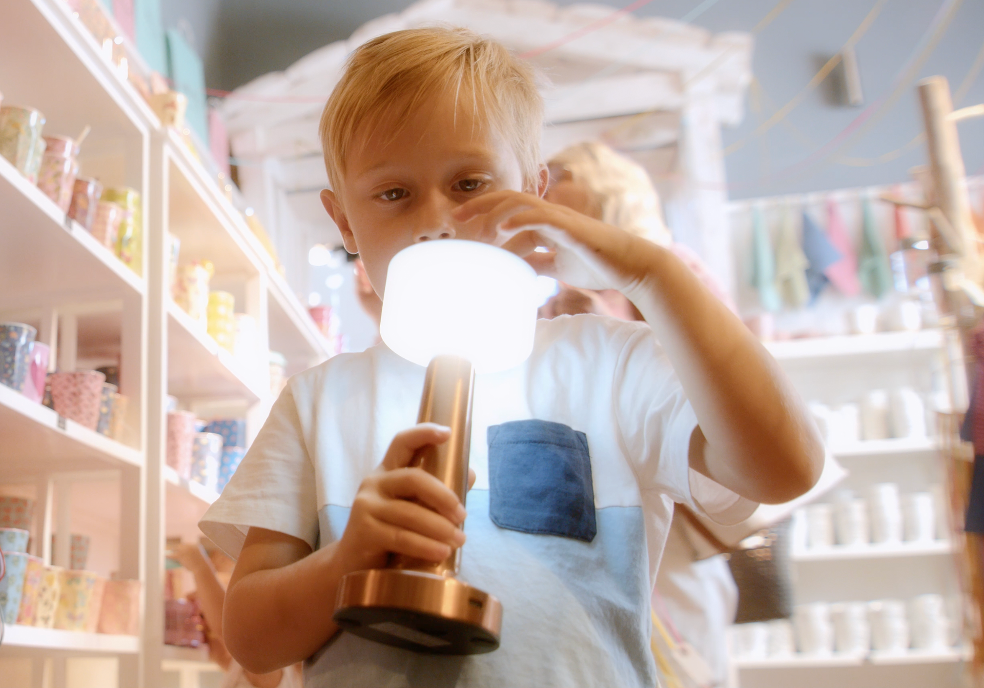 Junge spielt mit einer LED Lampe in der Alten Molkerei