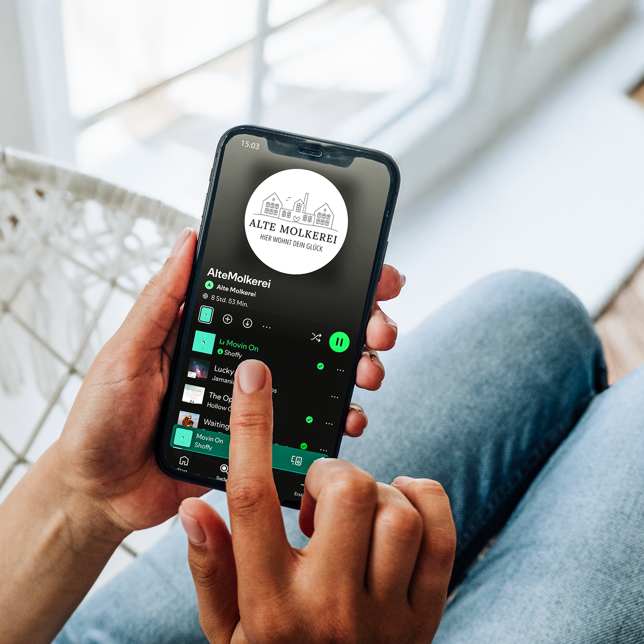 Mobiltelefon mit Spotify Playlist der Alten Molkerei
