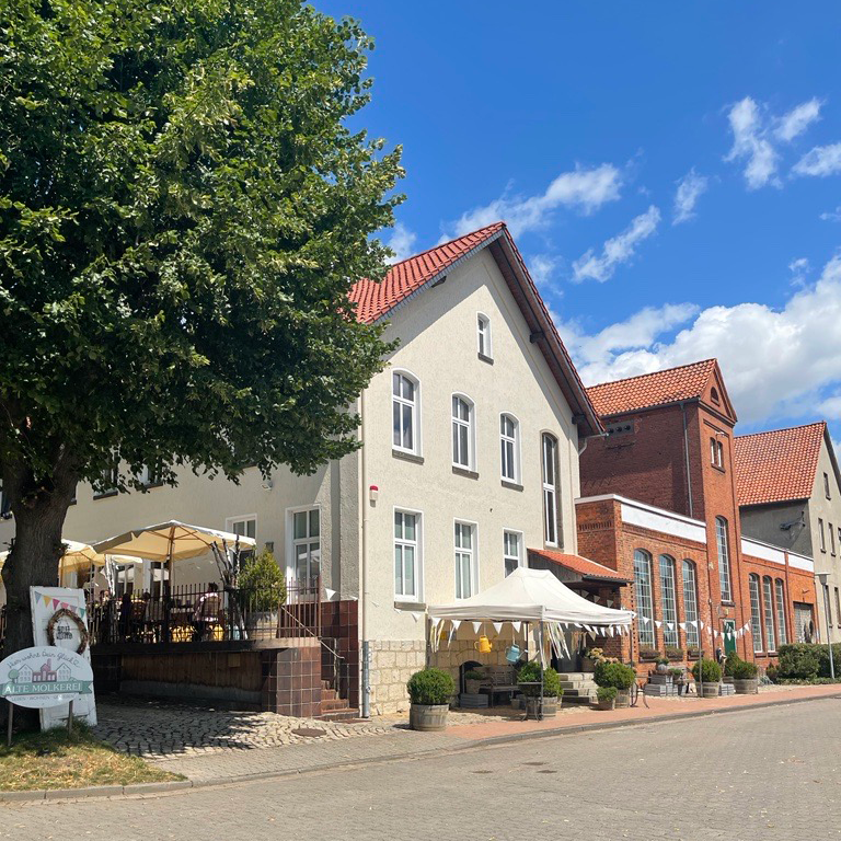 Bild von der Alten Molkeri mit blauem Himmel
