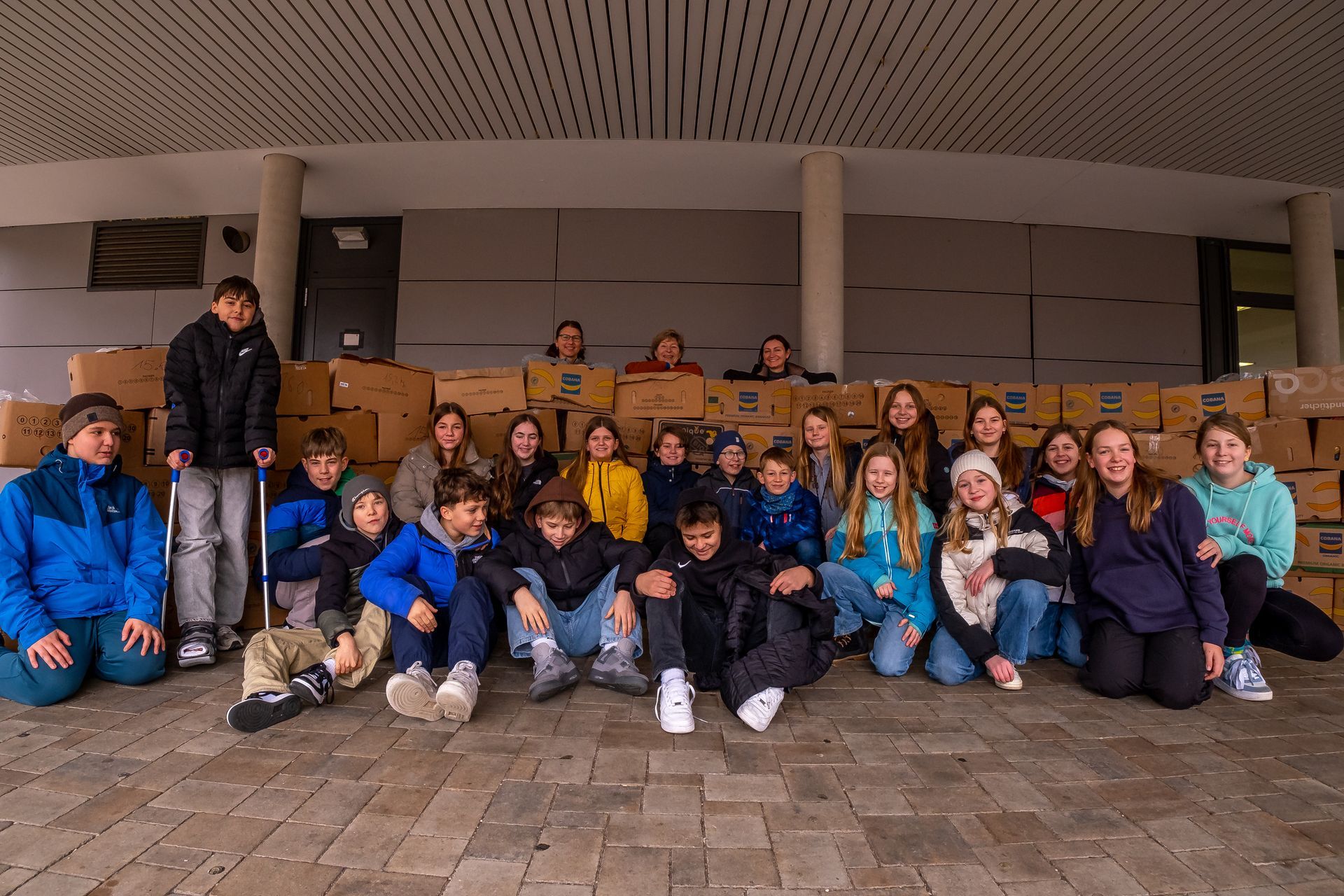 Die Klasse 6f vor der Cinesischen Mauer aus Kerzenwachs, dahinter Korinna Flori-Groß, Simone Vondung, Daria Janson