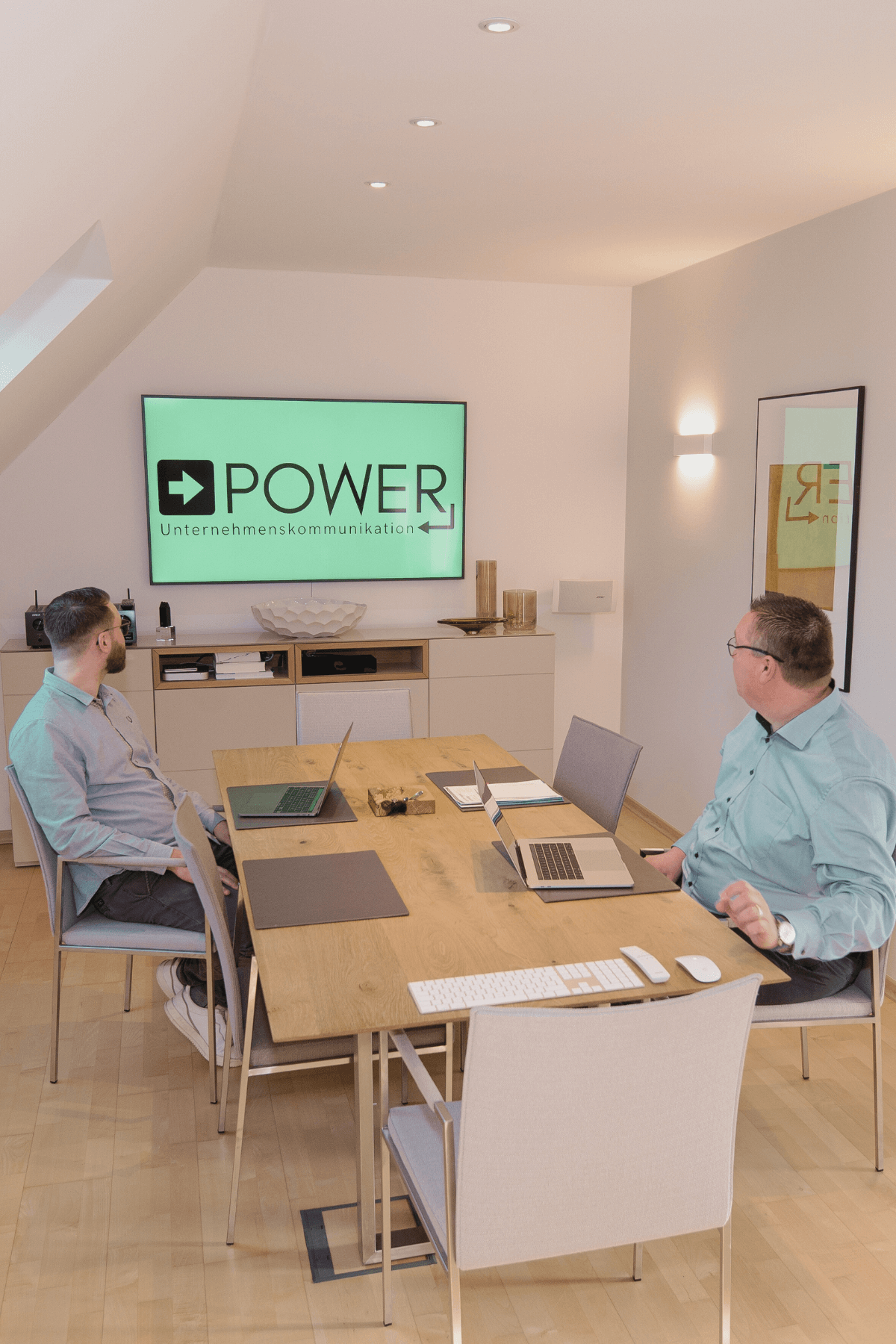 Büro POWER Unternehmenskommunikation mit Mitarbeitern im Konferenzraum