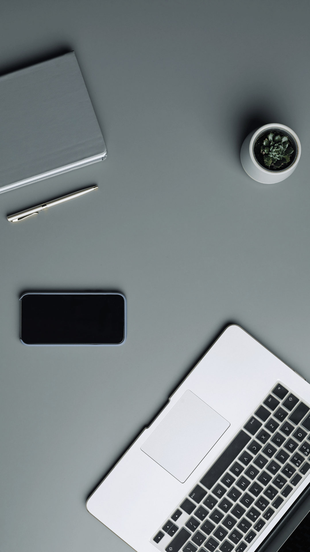 Schreibtisch mit moderner digitaler Ausstattung