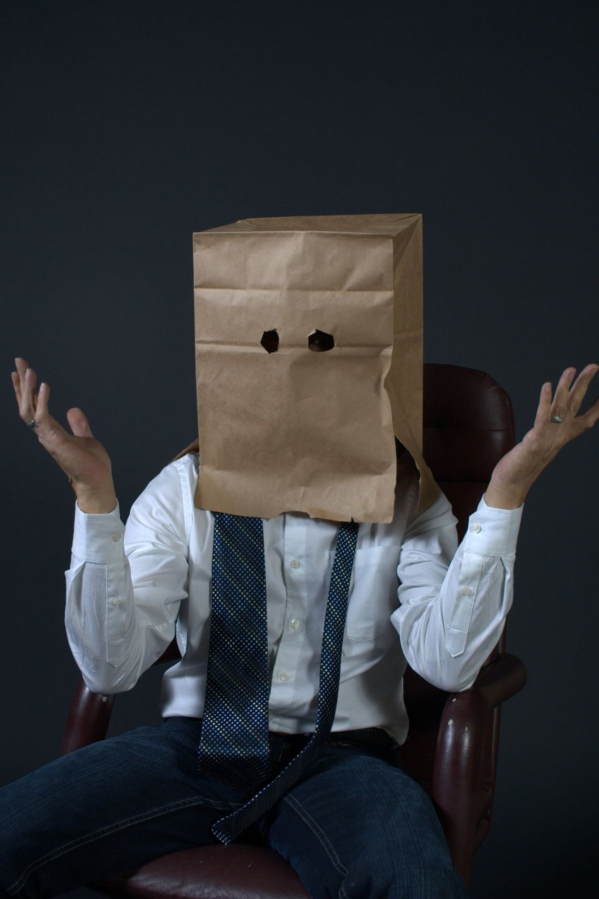 Im digitalen Marketing gibt es eine Vielzahl von Kanälen, die Unternehmen nutzen können, um ihre Zielgruppen zu erreichen und ihre Markenbotschaft zu verbreiten. Hier sind einige der wichtigsten Kanäle für digitales Marketing: 1. Suchmaschinenmarketing (SEM): SEM umfasst bezahlte Suchanzeigen (z.B. Google Ads) und die Optimierung der organischen Suchergebnisse (SEO), um die Sichtbarkeit einer Website in den Suchmaschinen zu verbessern. 2. Social Media Marketing: Plattformen wie Facebook, Instagram, Twitter, LinkedIn und andere ermöglichen es Unternehmen, ihre Zielgruppen direkt anzusprechen, Inhalte zu teilen und mit Kunden zu interagieren. 3. Content Marketing: Durch die Erstellung und Verbreitung relevanter und wertvoller Inhalte (z.B. Blogbeiträge, Videos, Infografiken) können Unternehmen das Interesse ihrer Zielgruppen wecken und ihre Expertise unter Beweis stellen. 4. E-Mail-Marketing: Das Versenden von personalisierten E-Mails an potenzielle Kunden und bestehende Kunden ermöglicht es Unternehmen, Beziehungen aufzubauen, Angebote zu bewerben und den Umsatz zu steigern. 5. Influencer Marketing: Kooperationen mit Influencern oder Meinungsführern helfen Unternehmen, ihre Zielgruppen über authentische und glaubwürdige Stimmen anzusprechen. 6. Display Advertising: Bannerwerbung auf Websites und Apps erreicht eine breite Zielgruppe und kann gezielt auf bestimmte Interessen oder demografische Merkmale ausgerichtet werden. 7. Affiliate-Marketing: Unternehmen können Partner (Affiliates) einbinden, die ihre Produkte oder Dienstleistungen bewerben und für jeden generierten Verkauf eine Provision erhalten. 8. Videomarketing: Die Verwendung von Videos (z.B. auf YouTube) ermöglicht es Unternehmen, ihre Botschaft auf visuell ansprechende Weise zu vermitteln und eine größere Reichweite zu erzielen. 9. Mobile Marketing: Da immer mehr Menschen Mobilgeräte nutzen, ist Mobile Marketing über Apps, gezielte Benachrichtigungen oder mobile Werbung von großer Bedeutung. 10. Chatbots und Messaging-Apps: Unternehmen nutzen Chatbots und Messaging-Apps, um den Kundenservice zu verbessern, Fragen zu beantworten und Interaktionen mit Kunden zu ermöglichen. Die Auswahl der richtigen Kanäle hängt von den Zielen, der Zielgruppe und dem Budget des Unternehmens ab. Eine ganzheitliche Strategie, die mehrere Kanäle miteinander verknüpft, kann oft die effektivsten Ergebnisse liefern.