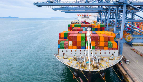 Cuando se está negociando el contrato es frecuente pactar ya en este momento las condiciones del transporte marítimo internacional bajo las que se realizará la transacción de la mercancía, incluyendo por supuesto el MODELO con el que se llevará a cabo la operación. Veamos por separado y en orden de recomendación —del más recomendable al menos recomendable— cuáles son los incoterms bajo los que podemos trabajar en función de si somos exportadores o importadores. Mejores MODELOS si eres el exportador CFR-CIF: Cost and Freight - Cost, Insurance and Freight La característica básica de estos modelos es que como vendedor te responsabilizas de hacer llegar la mercancía al punto de destino. Los terminos CFR Y CIF son los más recomendables porque son incoterms muy competitivos pero no demasiado arriesgados. Veamos por qué: Son competitivos porque te permiten como vendedor controlar los costes del transporte marítimo internacional hasta el puerto de destino, lo que posibilita el ahorro en costes. Cuando eres el que controla este coste fundamental, puedes valorar distintas navieras, conseguir mejores precios de transporte marítimo con tu transitario —si estás haciendo un determinado volumen— o decidir cuáles son los tiempos de tránsito que te convienen más. Pero además no te compromete tanto en cuanto a tus obligaciones como los terminos DDP o DAP. Terminos DDP-DAP: Delivered Duty Paid - Delivered at Place DDP y DAP implican que entregarás la mercancía en el almacén de tu cliente en el país de destino. Eso significa que vas a tener que estar controlando absolutamente todo lo que pase en el país de destino. Todo el peso va a recaer sobre ti por lo que debes ser muy consciente de las posibles complicaciones y la complejidad que pueda haber en el país de destino. Puede que se trate de un país en el que las importaciones no sean muy habituales, que tenga muchas restricciones, o que no esté adecuadamente habilitado para recibir un transporte. Por ejemplo, un país que está en desarrollo puede presentar muchas complicaciones para el transporte internacional, transporte por carretera, aduanas lentas, y un largo etc. Y todo eso puede terminar generando costes. Si decides usar los terminos DDP o DAP ten en cuenta estas dos recomendacaiones: En un país que no está lo suficientemente preparado, tu transitario debería contar con presencia física en el país, para que pueda tener un mayor control y agilidad sobre el proceso. Si tu transitario no tiene oficinas en destino y vendes en DDP, por lo menos asegúrate de que se trata de un país fiable y con amplia experiencia en importaciones, como por ejemplo Estados Unidos. Ya has visto que cuanto más se controlen los gastos del transporte internacional, más competitividad se tiene sobre este. Podrías pensar que si controlas absolutamente todos los gastos hasta el almacén de tu cliente como sucede en el caso del termino DAP, tu competitividad será aún mayor. Pero debes tener en cuenta otros aspectos, porque un mayor control implica un mayor compromiso y eso también te expone a más riesgos en el país de destino. FOB: Freight on Board En condiciones FOB, tu responsabilidad como vendedor es dejar la mercancía en el puerto de origen. Eso implica que no decides ni la naviera, ni los costes, ni los tiempos asociados a ella. Es decir, pierdes control sobre los costes y por lo tanto competitividad. Si escoges el FOB debes tener en cuenta que los costes de la naviera pueden suponer un cambio significativo en el coste final de tu transporte marítimo. EXW: Ex Works Con el modelo EXW, como vendedor dejarás la mercancía preparada para el transporte internacional, pero en teoría tu responsabilidad termina en la puerta de tu almacén o fábrica. Aunque el cliente en destino sea quien contrata el transporte, la carga en origen la tiene que hacer la persona que está en el almacén. Es decir, será tu responsabilidad. La carga en principio va por cuenta del vendedor, pero el EXW resulta un poco ambiguo por eso, porque es el comprador el que se ve obligado a hacer la carga, por comodidad y por lógica. Como esa responsabilidad queda un poco en el aire cuando negocias en condiciones EXW, es muy importante dejar claro sobre quién recae el peso de cualquier incidencia que pueda tener lugar en el momento de la carga. Otro aspecto negativo es la pérdida de competitividad. Vender bajo condiciones EXW es como decirle al comprador “Yo te lo dejo ahí y ya te apañas”. El mensaje de otro vendedor que le ofreciese un precio FOB sonaría más como un cómodo “Yo te lo dejo en el puerto de destino y te quedas más tranquilo”. El modelo que ofreces a tus clientes puede ser un factor clave para ser más competitivo que tu competencia. Mejores modelos si eres el importador Si te encuentras en el lugar del comprador, sucede básicamente lo mismo, pero al revés. Deberás escoger el modelo que te ofrezca mayor control sobre los costes del transporte marítimo, pero como comprador. Y pensarás “bueno, la otra parte se encuentra en la misma situación que yo..”. Y es exactamente así. A cada parte le interesa controlar al máximo posible el transporte marítimo, que es el gasto más importante en una campaña de transporte internacional. Veamos los modelos más recomendables desde el punto de vista del comprador. Modelo FOB: Freight on Board Empezamos por el modelo más recomendable si eres el comprador, el FOB. Si eres el comprador, el modelo FOB significa que tu vendedor te deja la mercancía en el puerto de origen, se encarga de los trámites en el país de origen y lo deja todo dispuesto para el transporte internacional. Tú contratas el transporte internacional y controlas absolutamente todos los costes relacionados hasta tu almacen. Este control, igual que te explicamos anteriormente en el CFR pero desde el punto de vista del vendedor, es el que te da la competitividad y la posibilidad de escoger la naviera, la ruta, los tiempos, de negociar mejores precios con un transitario, etc.. EXW: Ex Works Como decíamos antes, el incoterm EXW sólo es recomendable en un país que conozcas bien y sea seguro o en el que tu transitario esté instalado físicamente. Nuestro consejo: siempre que lo veas viable, hazlo. Pero si tienes dudas y crees que se puede complicar, mejor no te arriesgues en un país desconocido. En ese caso, es más recomendable que te lo dejen en el puerto. Tu proveedor allí seguro que tendrá un agente y le será todo mucho más fácil. Modelo CFR-CIF: Cost and freight - Cost Insurance and Freight Los CFR y CIF no son recomendables desde la perspectiva del comprador. No sólo no te permiten controlar los costes sino que además hay otro factor que añade complejidad a estos incoterms: el Bl o bill of lading. El bill of lading es emitido a nombre de quien contrata el transporte internacional. Si importas bajo los incoterms CFR o CIF, el transporte se contrata en origen, por lo que debes esperar para recibir el Bl. El problema es cuando en origen —pasa mucho por ejemplo en las importaciones de China— se consigna ese BL a un agente en destino. A menudo, ese agente te ofrece una tarifa competitiva hasta el puerto, pero después te pide una cantidad desorbitada para entregarte el BL, que está a su nombre y que da la propiedad de la mercancía. Si compras en condiciones CFR o CIF y el BL no se te consigna a ti directamente sino a un agente, tienes que tener mucho cuidado. Podrías llevarte una sorpresa desagradable al final para recibir el bill of lading. Te recomendamos escoger FOB y no CIF si importas de China. DAP y DDP: Delivered Duty Paid - Delivered at Place Como comprador quieres ser competitivo, ahorrar costes y controlarlo todo. Pero con los modelos DAP y DDP el comprador no controla básicamente nada. Como ves, seas el comprador o el vendedor, asumir los costes de transporte internacional, te permite controlarlos, y eso supone decidir el transitario, la naviera, la ruta, el tiempo de tránsito, etc. Por eso la clave para decidir el mejor modelo para tu envío está en el equilibrio entre el control y la responsabilidad que asumas sobre el transporte marítimo internacional. Si asumes este control y tienes buena capacidad de negociación, controlar este coste puede traducirse en mayor competitividad, eficiencia y ahorro en tus campañas de exportación y/o importación.