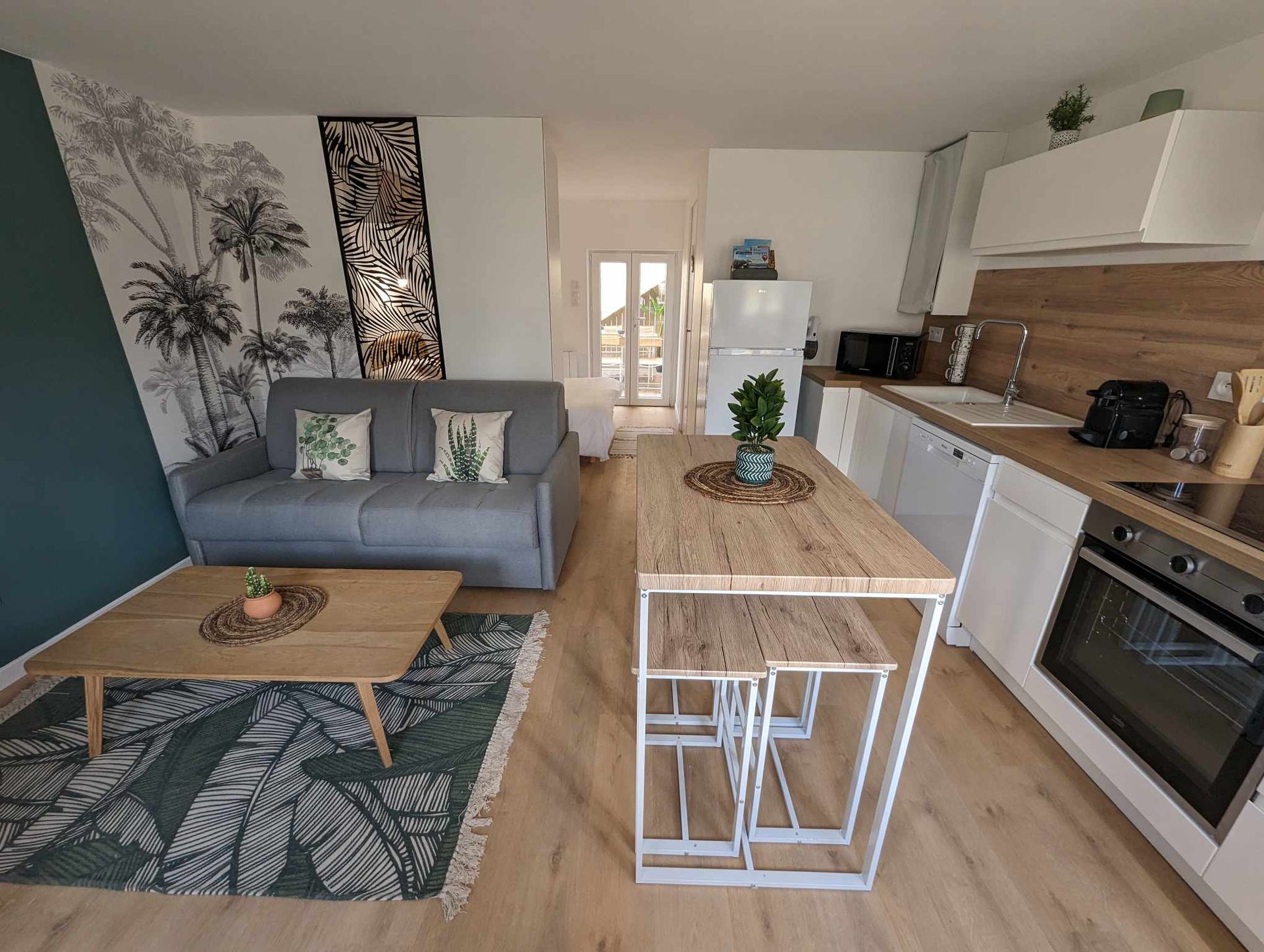 Visite après les travaux de rénovation du studio est transformé en un lieu de vie moderne et exotique pour une location Airbnb dans la ville de Digoin (71)