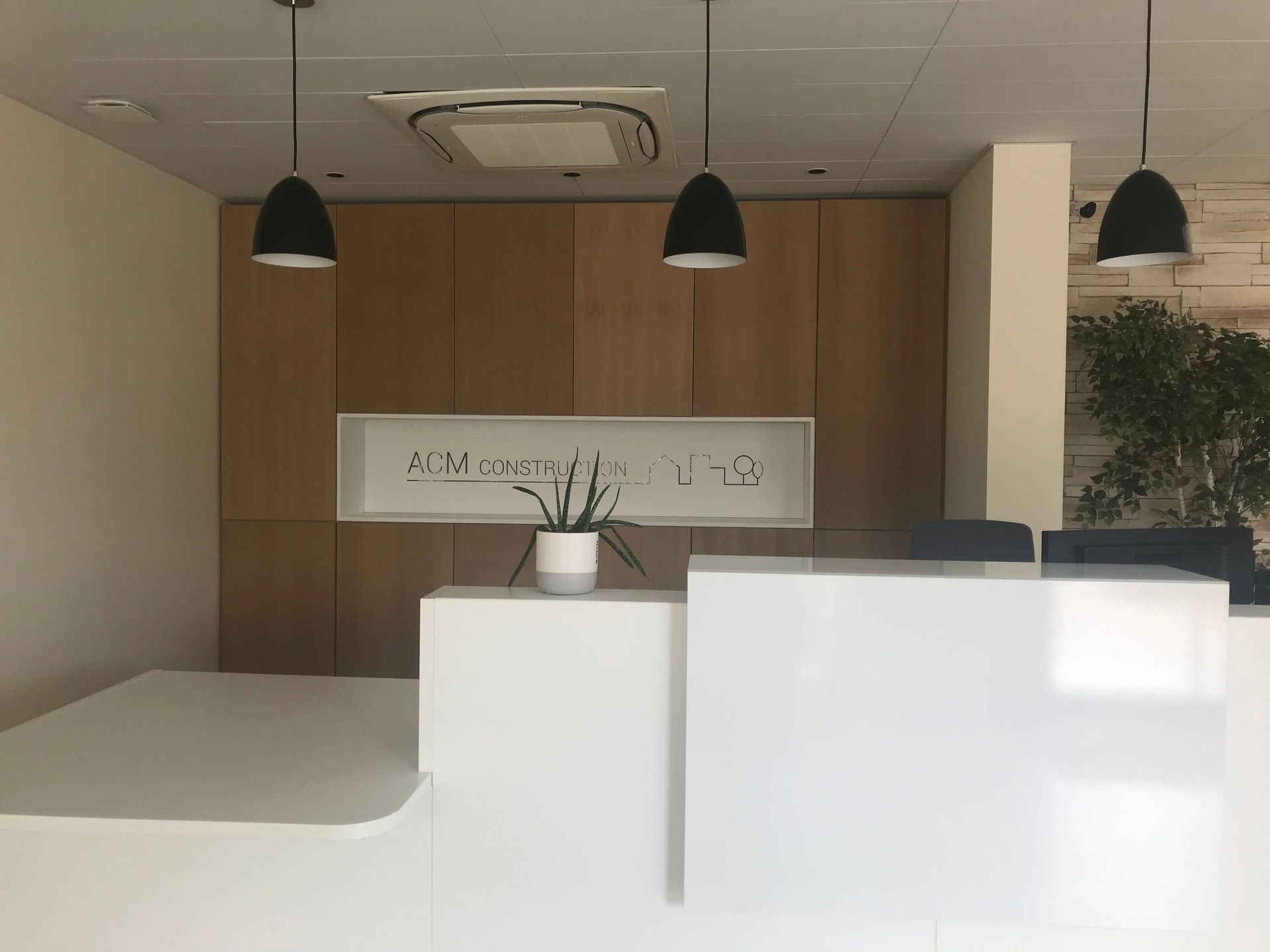 Projet de décoration d'un hall d'accueil et bureaux professionnels-ACM Construction-Le-Creusot-Natacha Labruyere décoratrice architecte La Clayette Couleurs-dinterieur.com