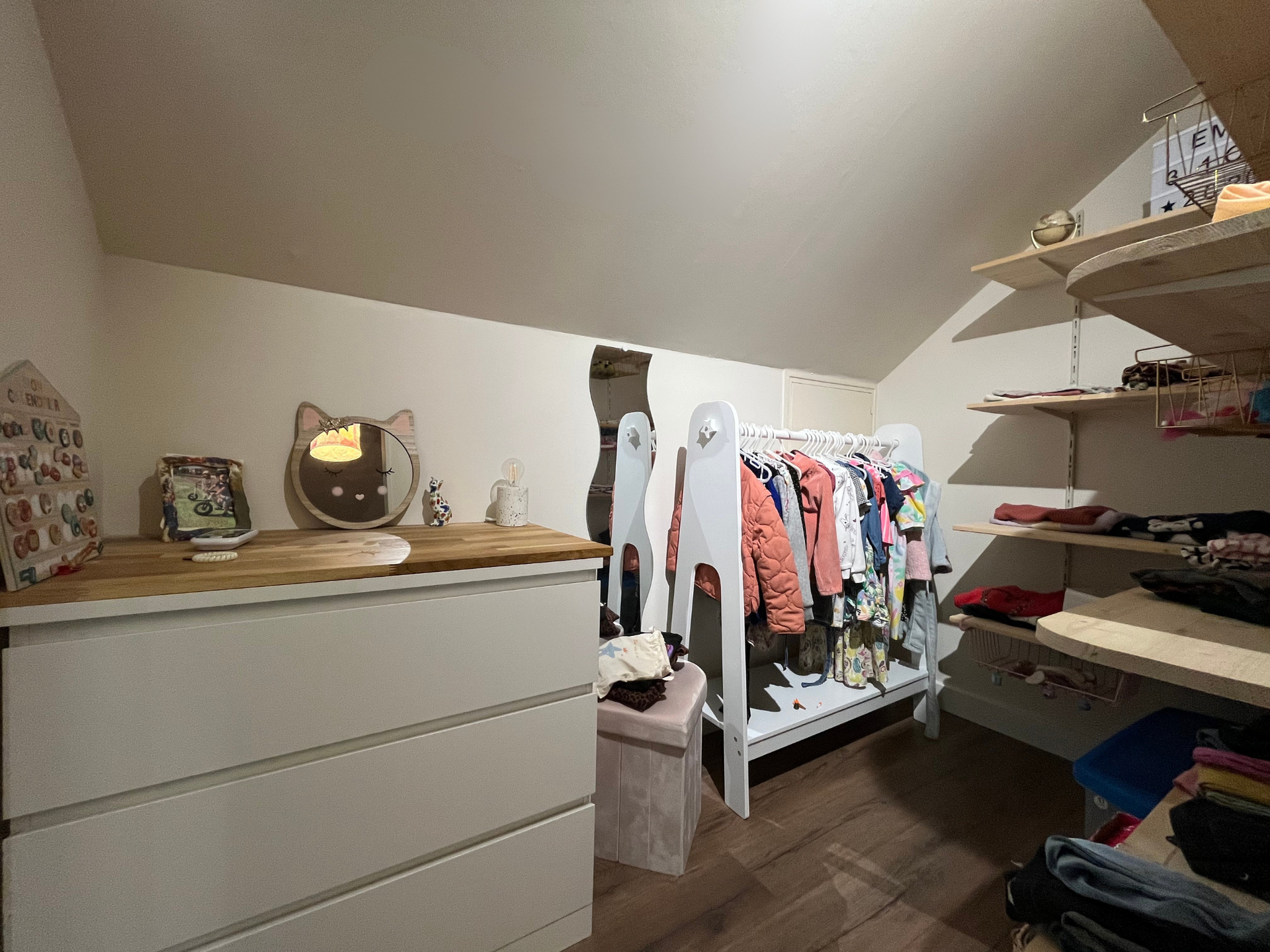 Petit dressing de la chambre d'enfant à Tigneux en Isère 38
