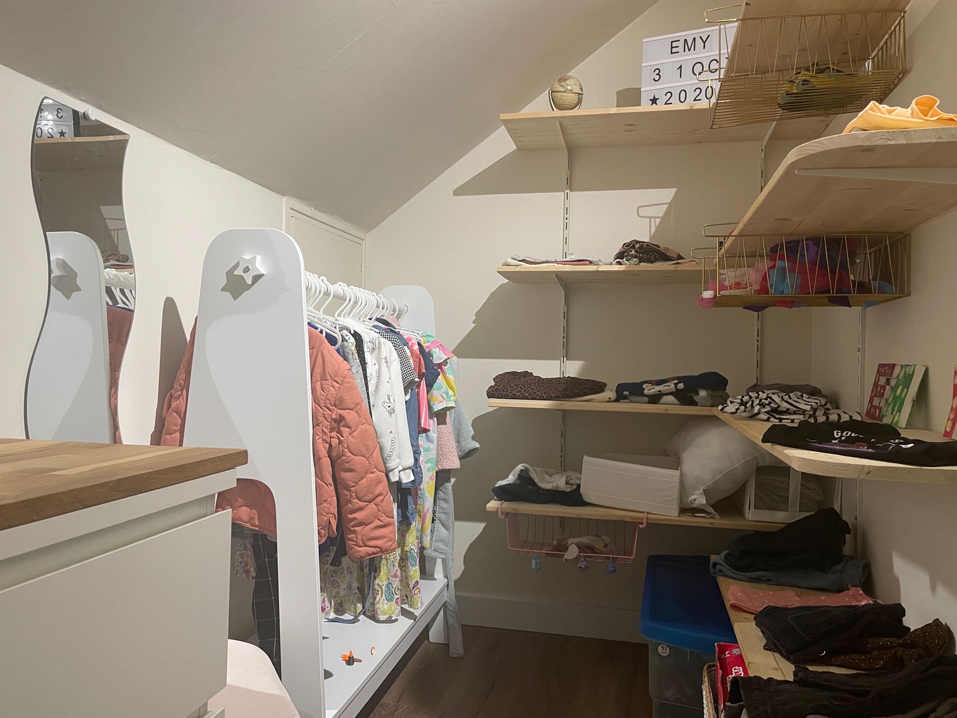 Penderie IKEA dans dressing de la chambre d'enfant à Tigneux Isère 38