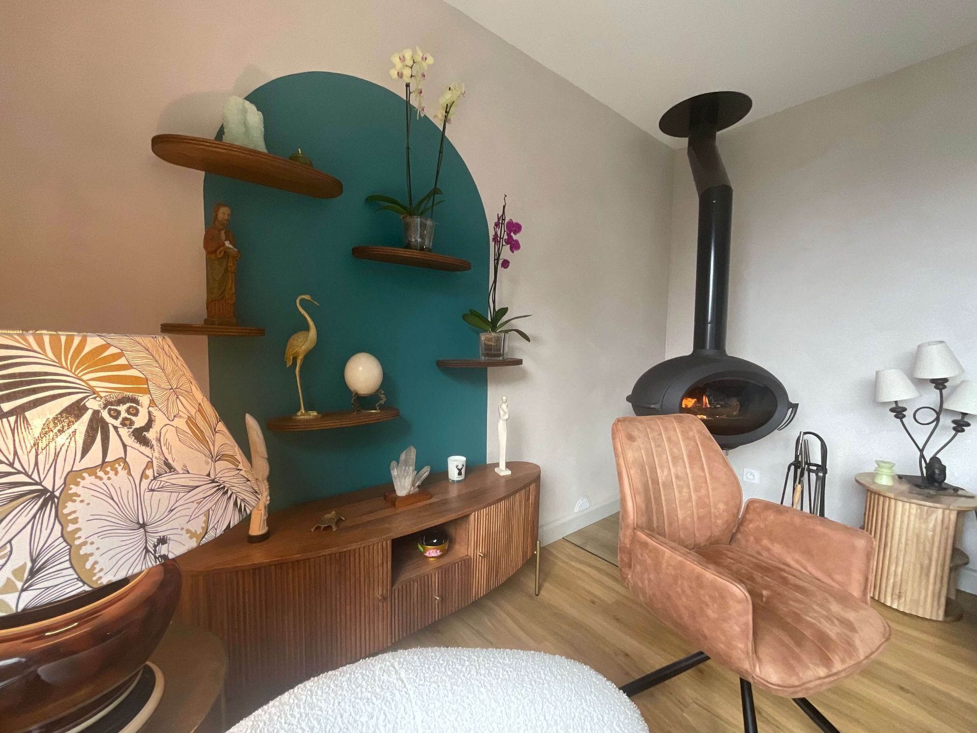 Création d'un meuble étagère-arche bleu canard-rénovation salon à Paray le Monial-Poële à bois moderne-Couleurs d'intérieur basé à La Clayette