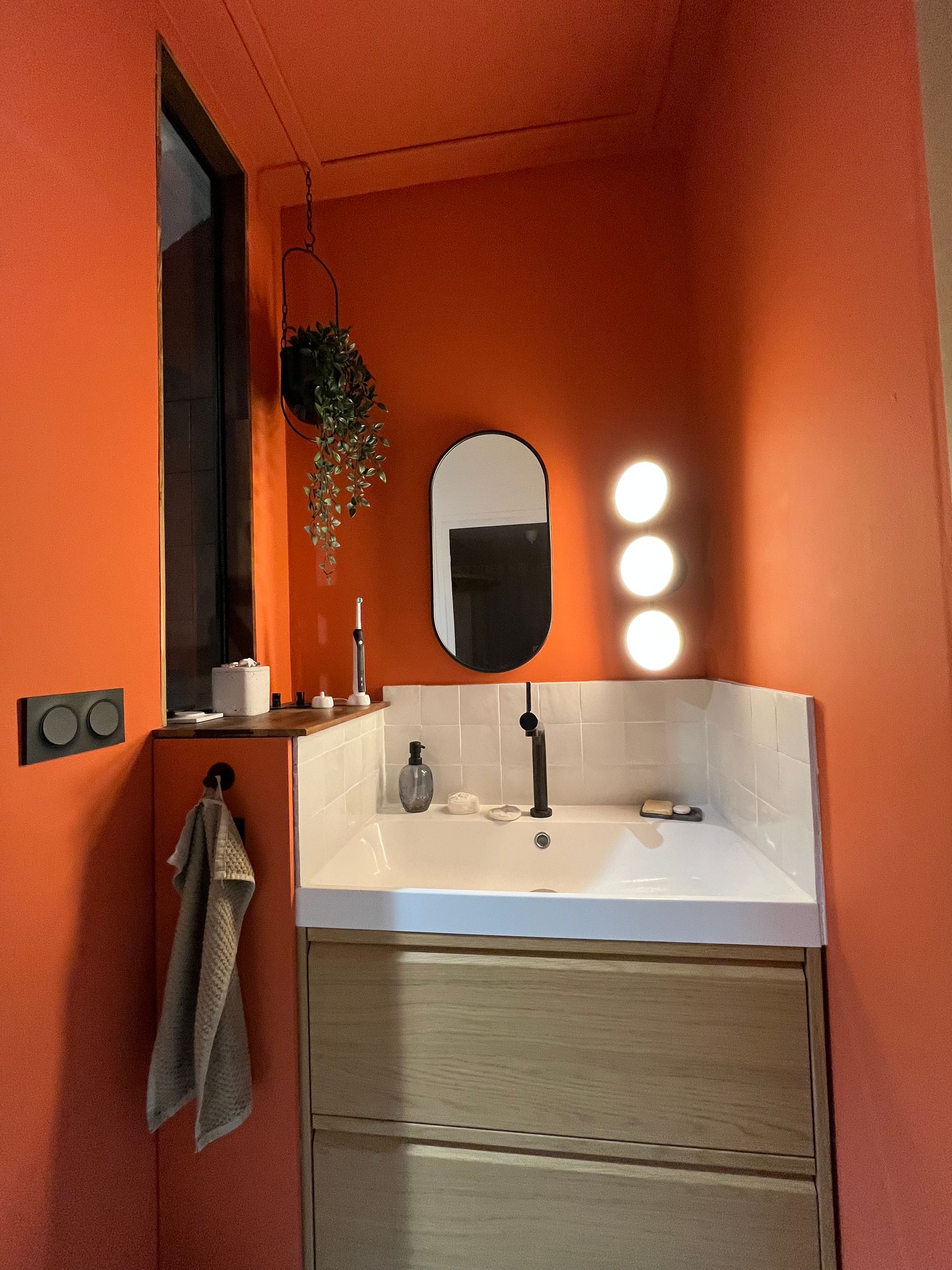 Salle de bain couleur terracotta dans la suite parentale à Tignieu en Isère 38