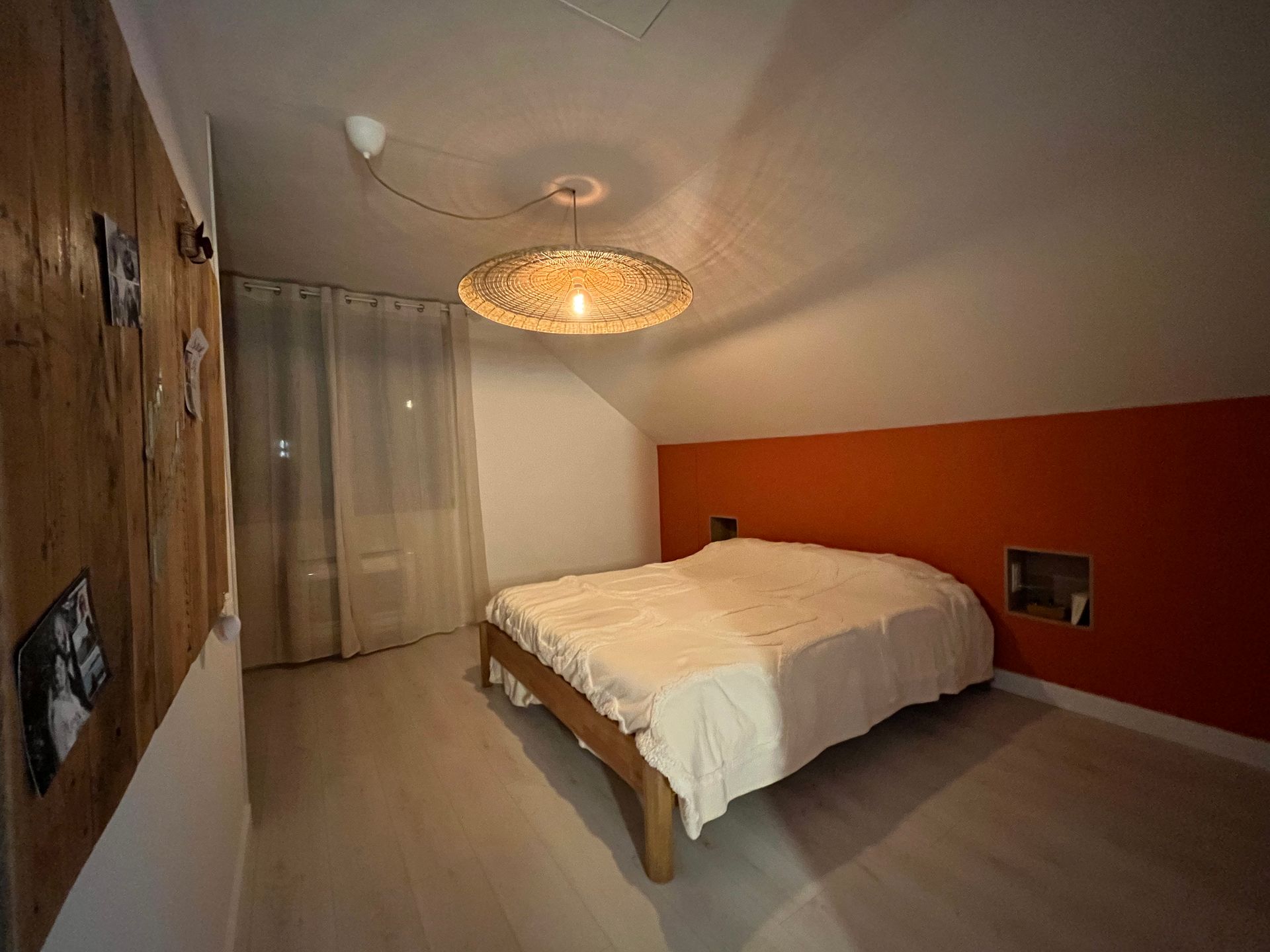 Belle suite parentale rénovée couleur terracotta avec une grande suspension à Tignieu en Isère 38