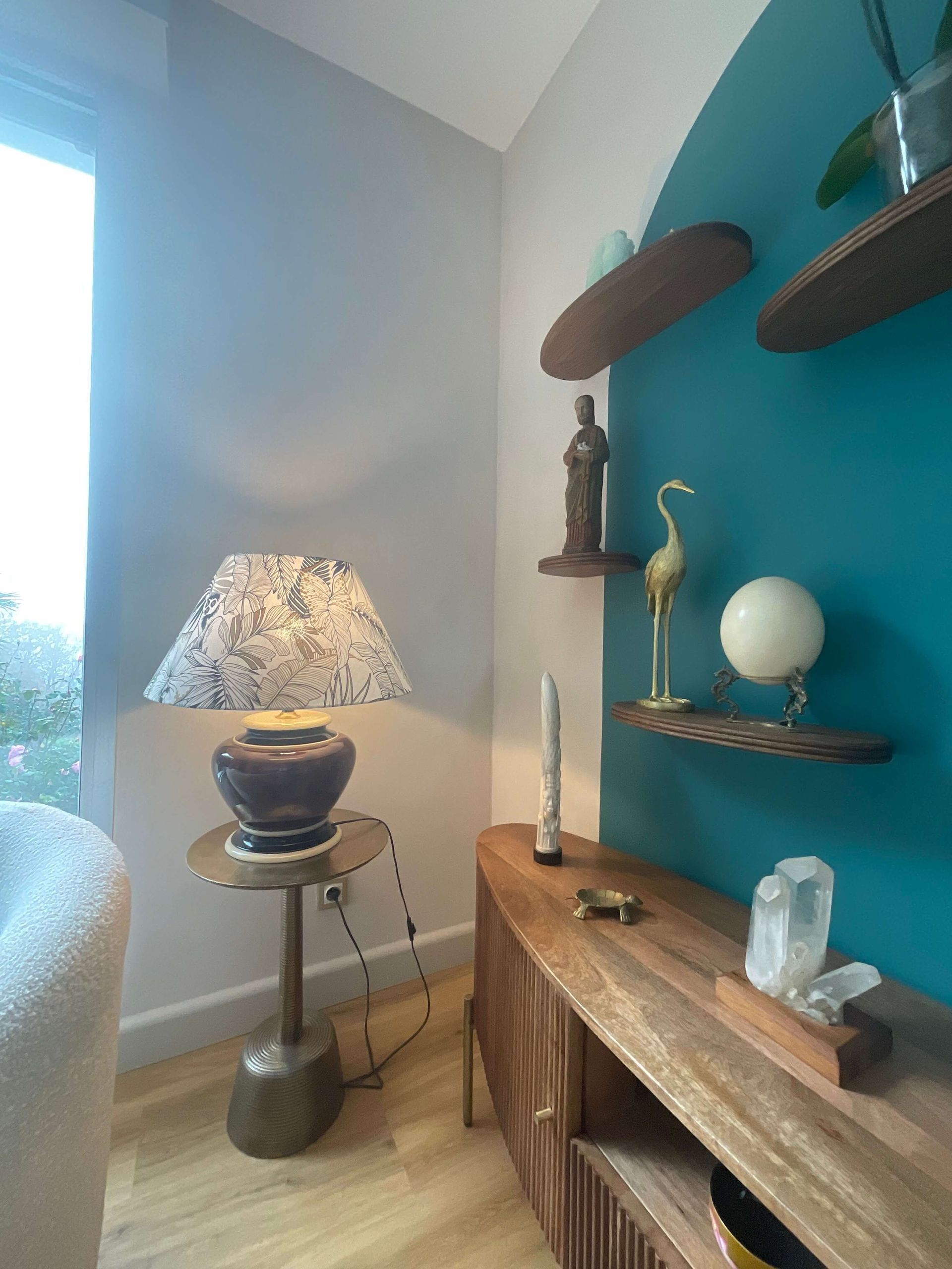 Création d'un meuble étagère original et unique avec une arche bleu canard-rénovation salon à Paray le Monial-Couleurs d'intérieur basé à La Clayette