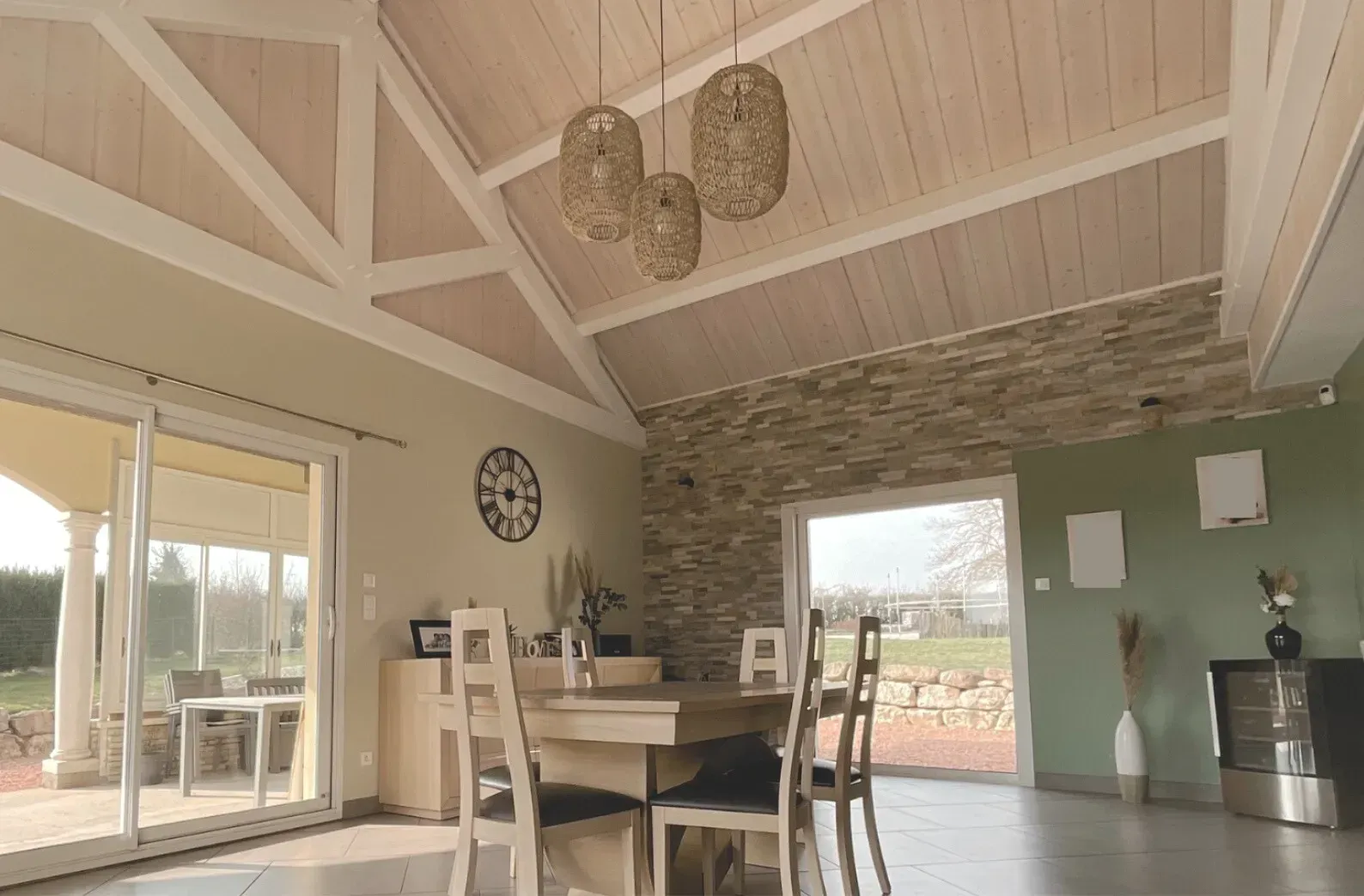 Découverte du Salon après les travaux de rénovation dans la maison sur la commune de saint Symphorien des bois (71) avec le nouvel intérieur.