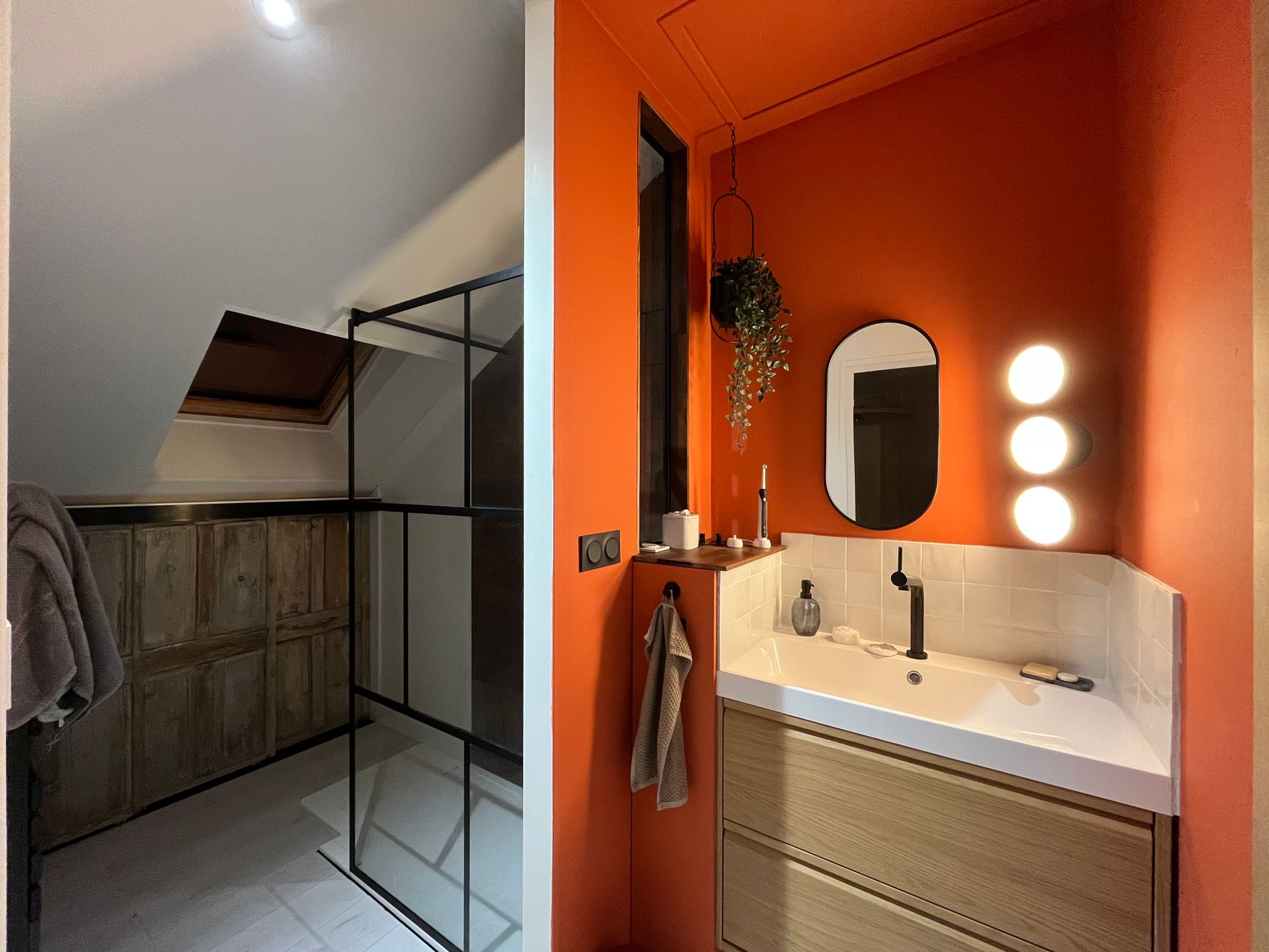 Salle de bain couleur terracotta avec douche dans la suite parentale à Tignieu en Isère 38