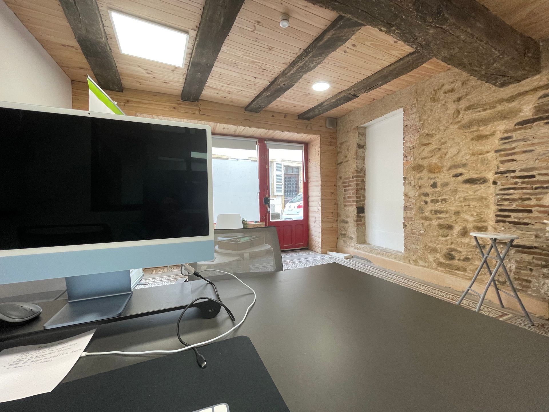 Rénovation d'un local commercial-agence de communication-Murs en pierres apparentes-Natacha labruyere décoratrice architecte d'intérieur Paray-le-Monial