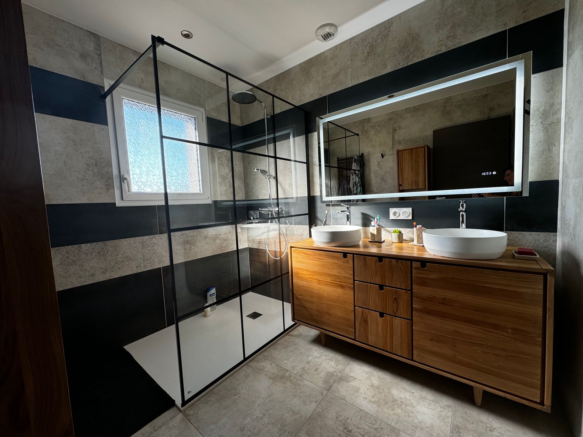 Une salle d'eau familiale-moderne & industriel-Terrier Carrelage-St-SYMPHORIEN-des-BOIS (71)