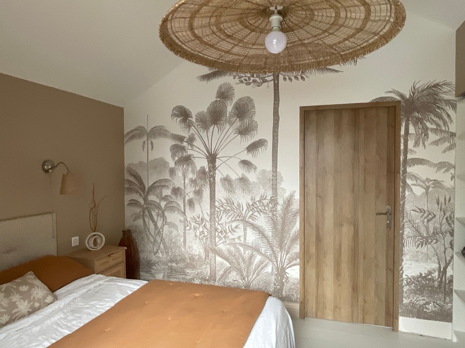 Une chambre ambiance coloniale-papier-peint panoramique HappyWall-Suspension en fibres naturelles Alinéa-Linge de lit Gaïa en gaze de coton L'Effet papillon Roanne-Couleurs d'intérieur à La Clayette