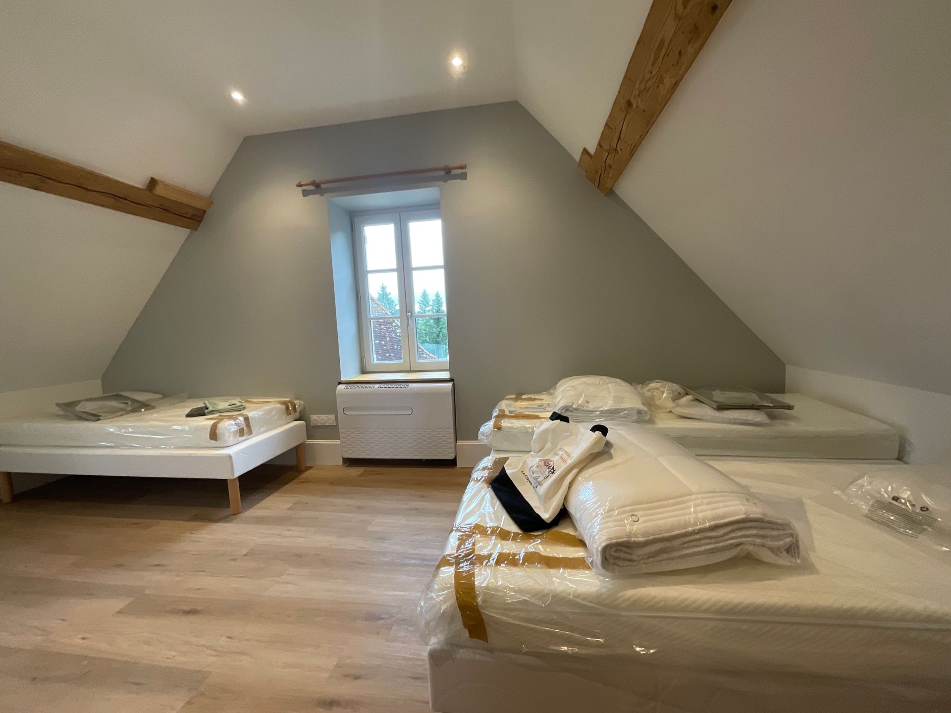 Chambre d'hôtes, rénové et décoré par Couleurs D’intérieur, dans un style rétro chic avec une peinture bleu canard en Bourgogne (71)