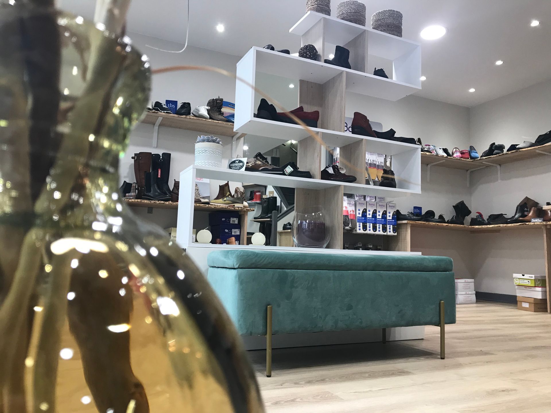 Magasin de centre-ville entièrement rénové avec son espace de vente optimisé et décorer par Couleurs D’intérieur, Natacha Labruyere décoratrice architecte d'intérieur, dans un style nature avec des couleurs claires à La Clayette (71)